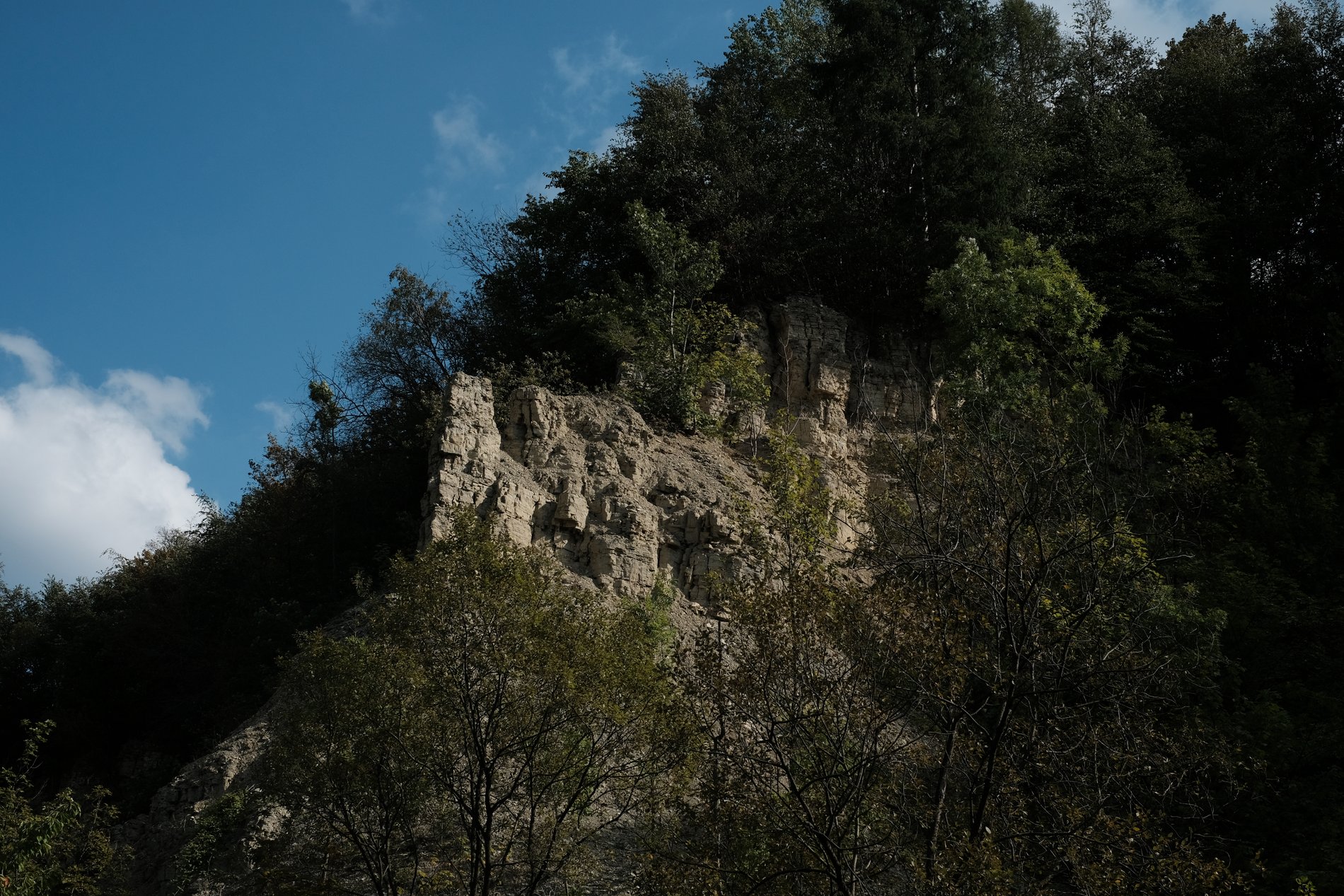 Hoch in den Himmel ragen die Abbruchkanten.