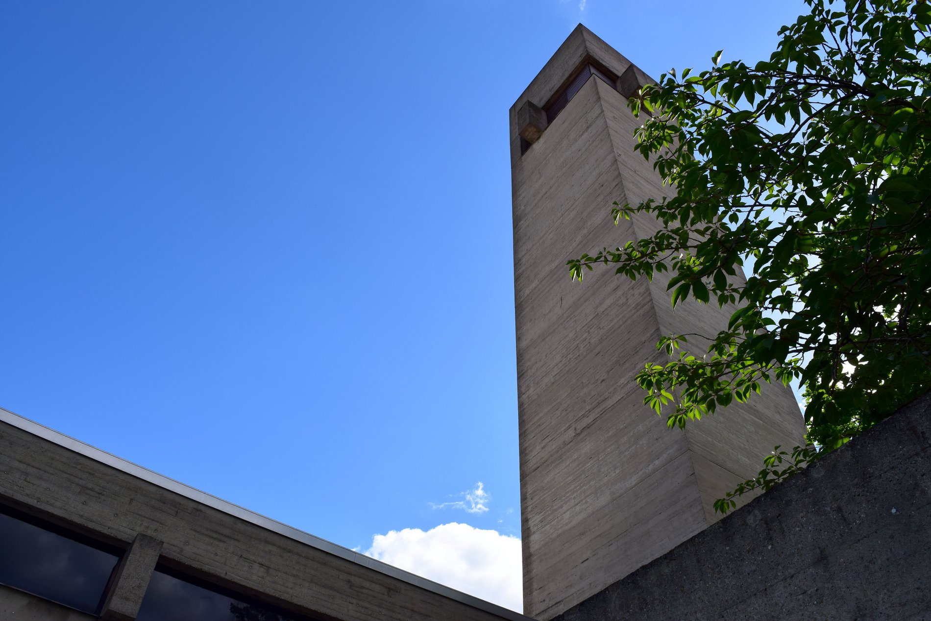 Weithin sichtbar – der Turm der Martin-Luther-Kirche