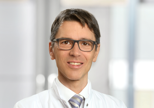 Portraitbild von Professor Dietmar Urbach aus Gifhorn im weißen Arztkittel.