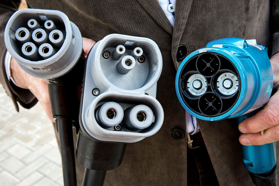 Unterschiedliche Ladestecker für Elektrofahrzeuge.