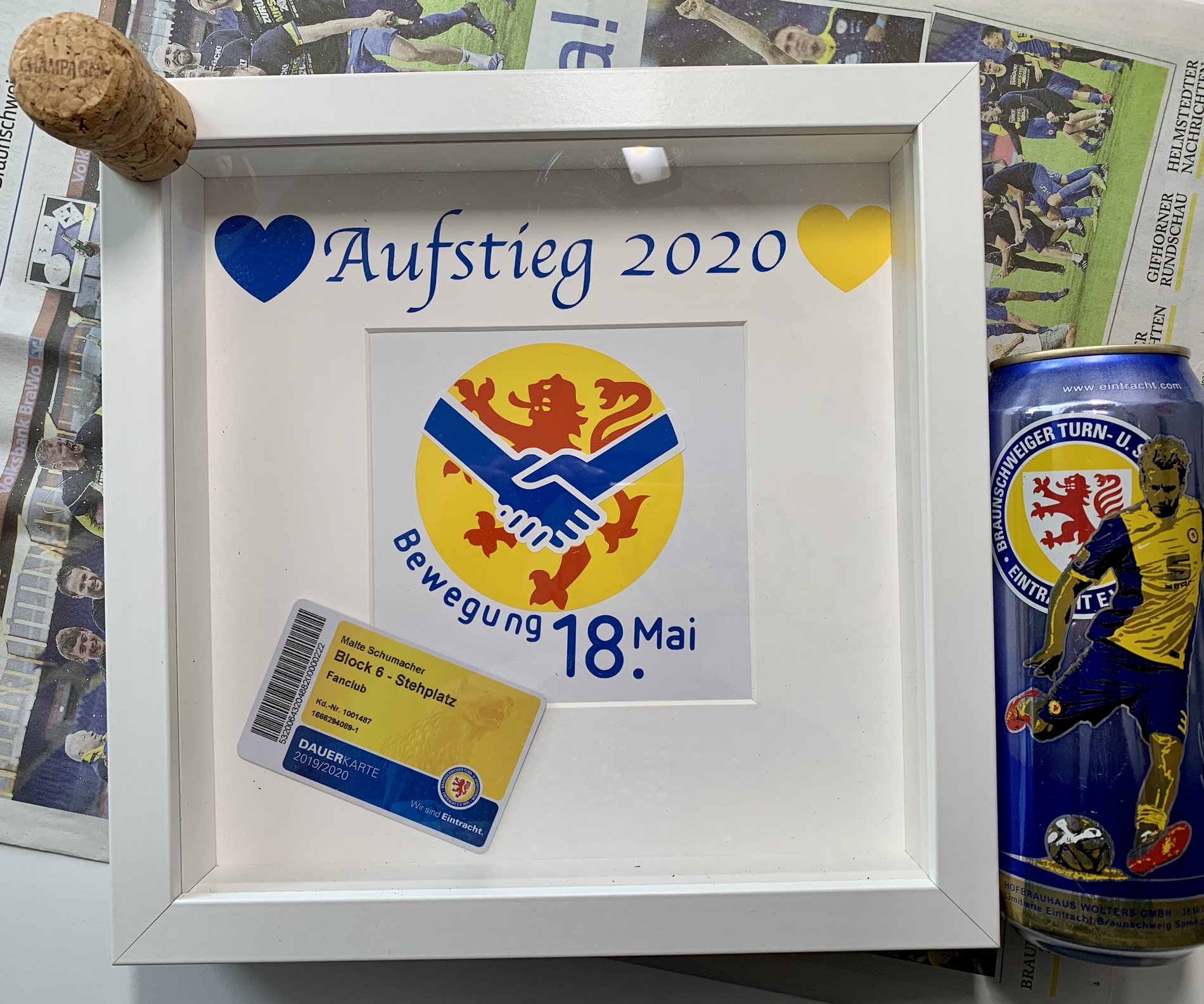 Eingerahmte Stadion-Dauerkarte.