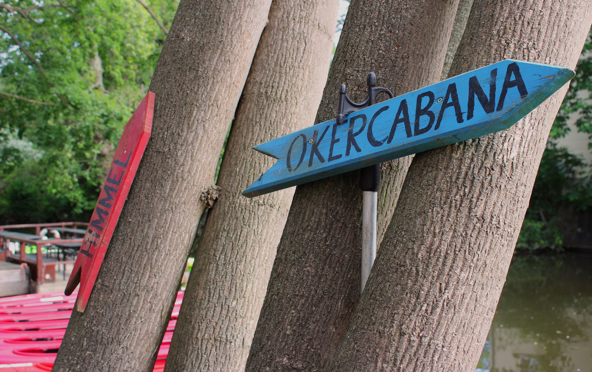 Ein blaues Schild an einem Pfosten.