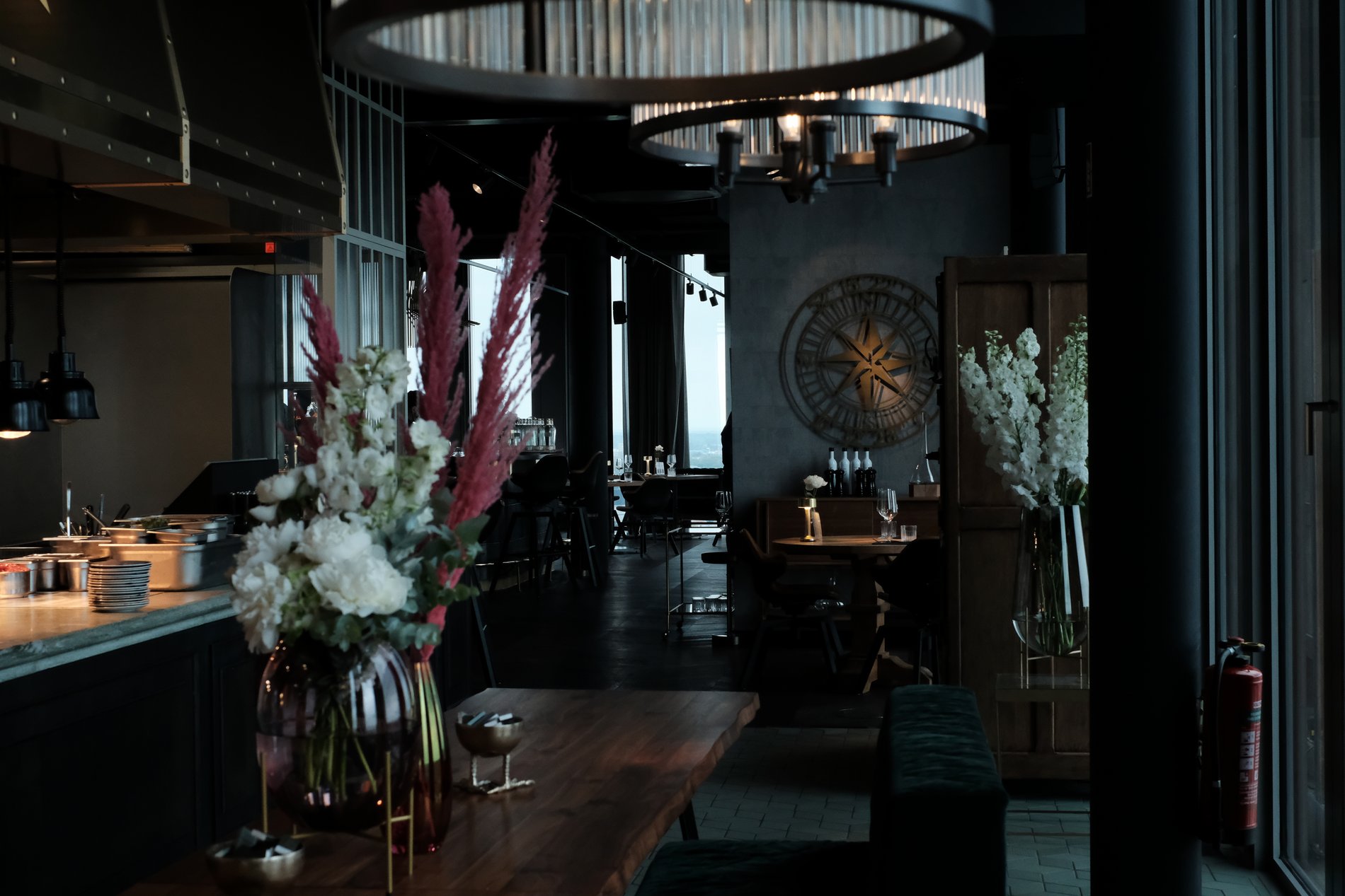 Das dunkel-edle Interieur des Braunschweiger Restaurants Überland.