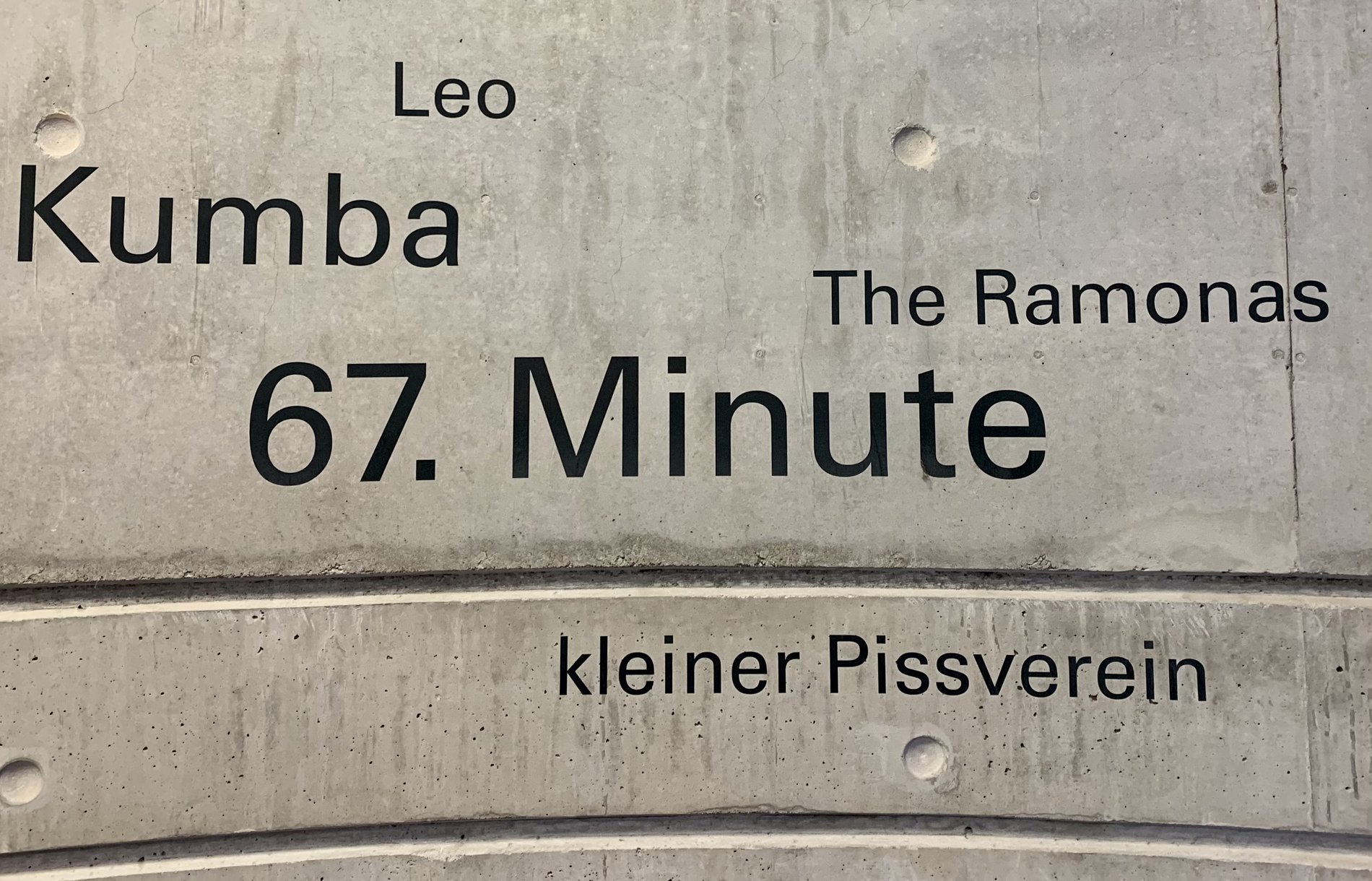 Der Begriff "67. Minute" ist in einen Stein im Stadion eingearbeitet.  