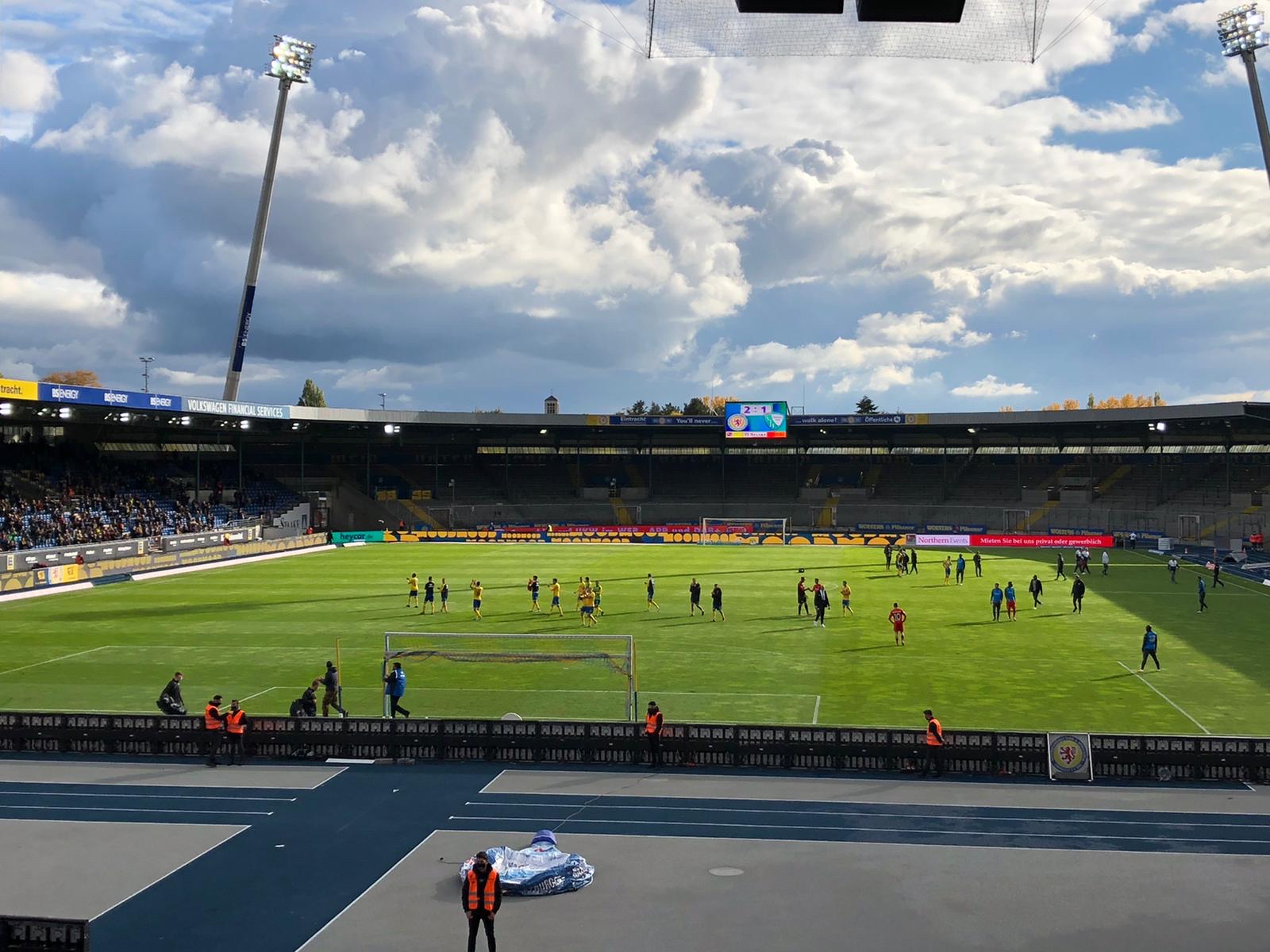 Blick auf das Eintracht-Stadion aus Block 17.