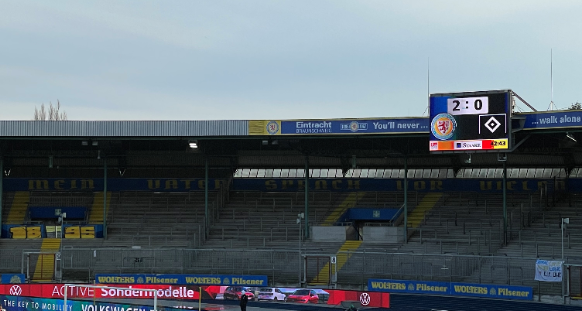 Die Anzeigetafel im Eintracht-Stadion.