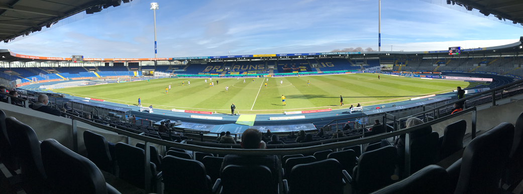 Blick aus dem Stadionrund auf den Platz.