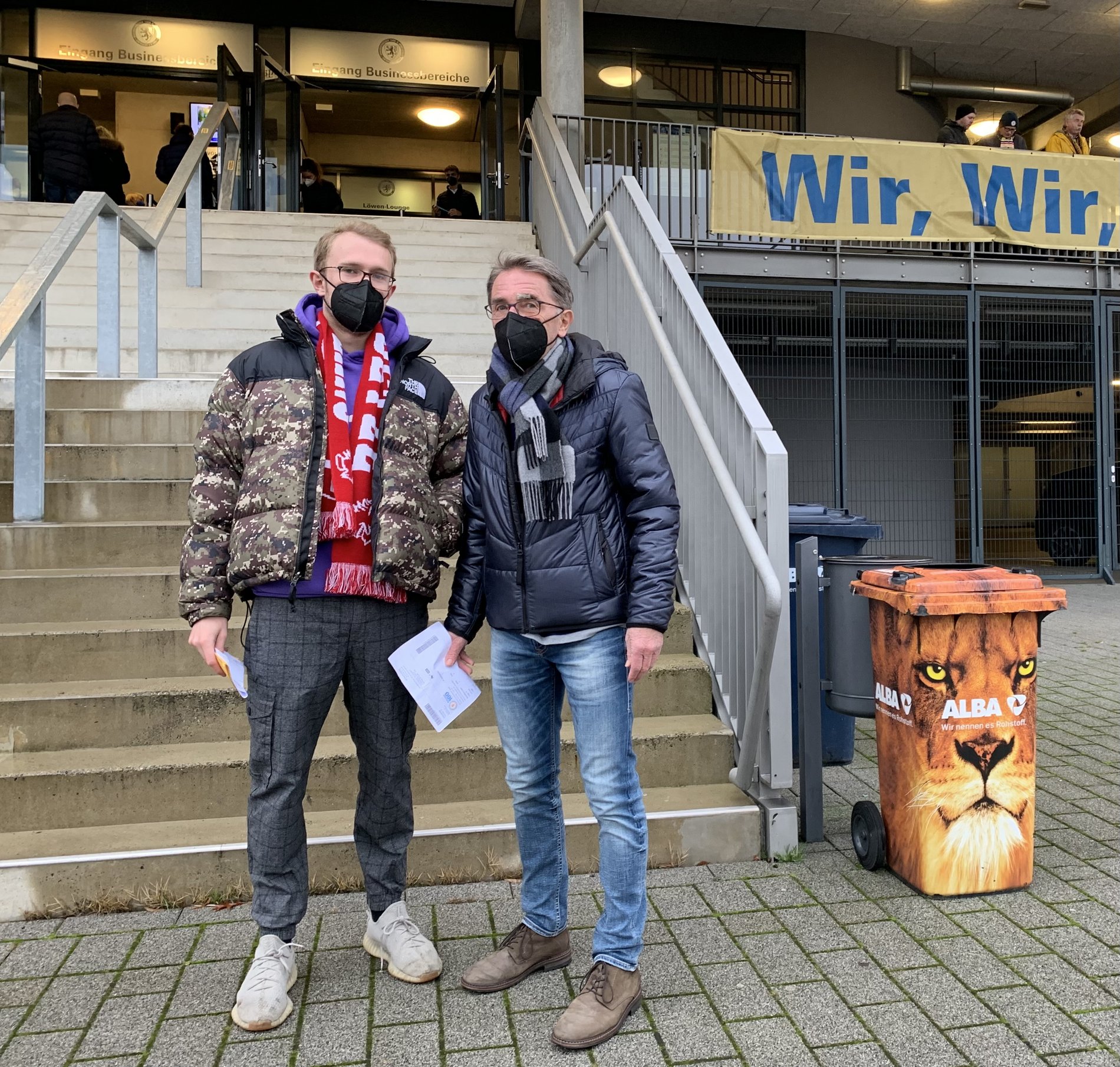 Zwei Fans der Fußballmannschaft 1. F C Kaiserslautern.