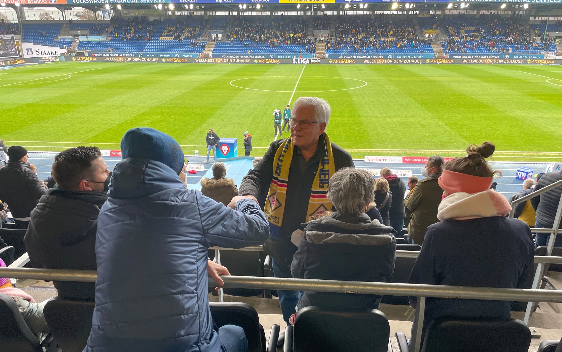 Zwei Männer schütteln einander die Hand.