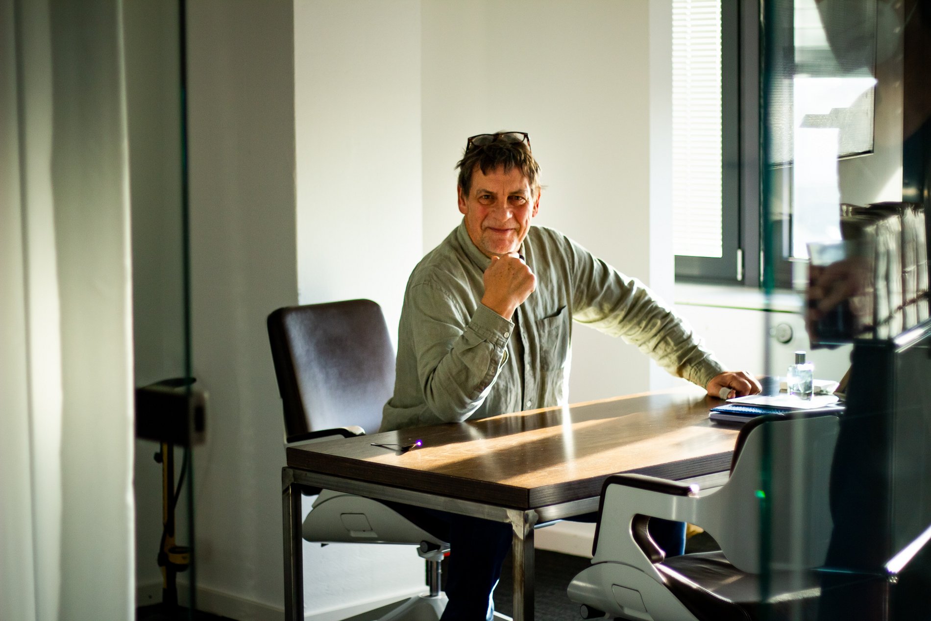 Ein Mann sitzt an einem Schreibtisch.