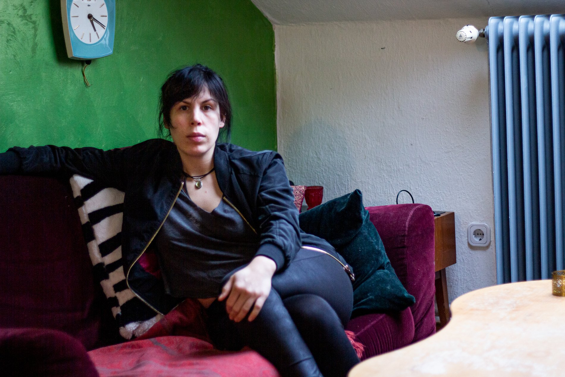 Eine Frau sitzt auf einem Sofa.