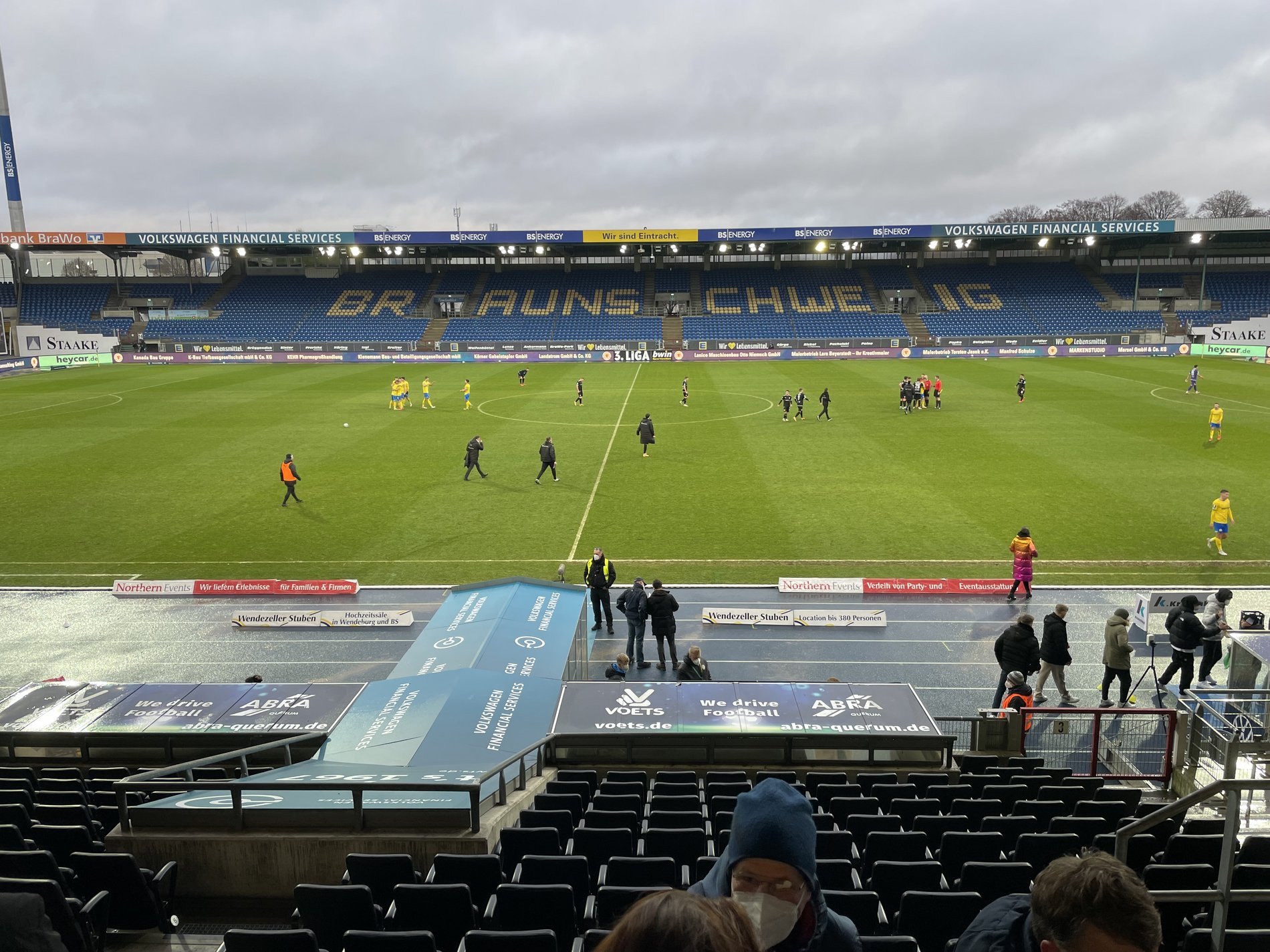 Fußballspieler diskutieren mit dem Schiedsrichter.