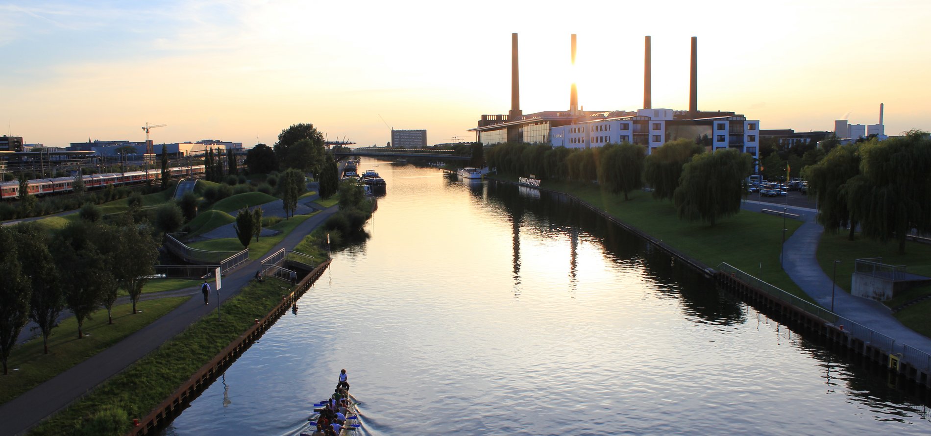 Eine Fluss in dem sich das Licht der untergehenden Sonne bricht.
