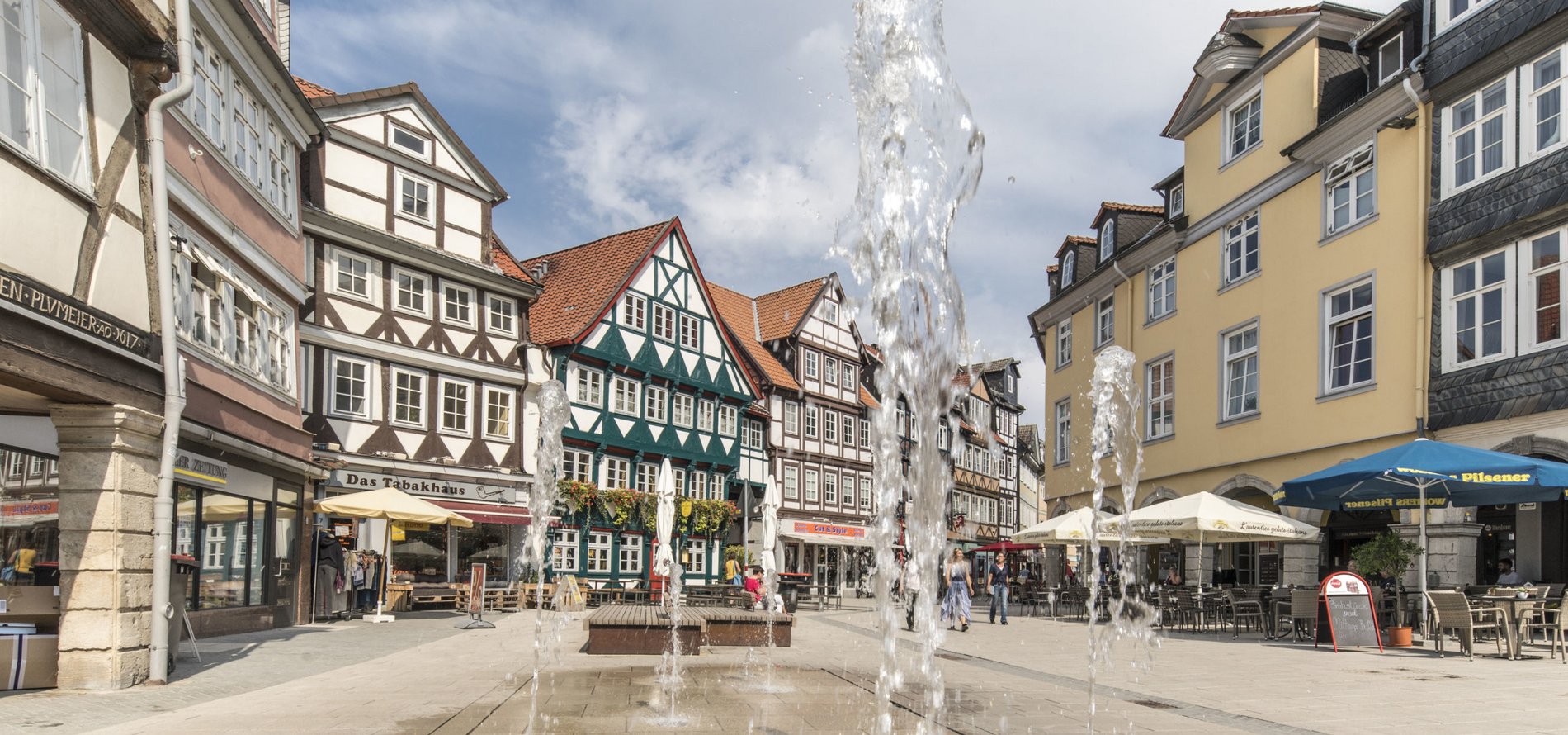 Ein Platz, der von Fachwerkhäusern umgeben ist.