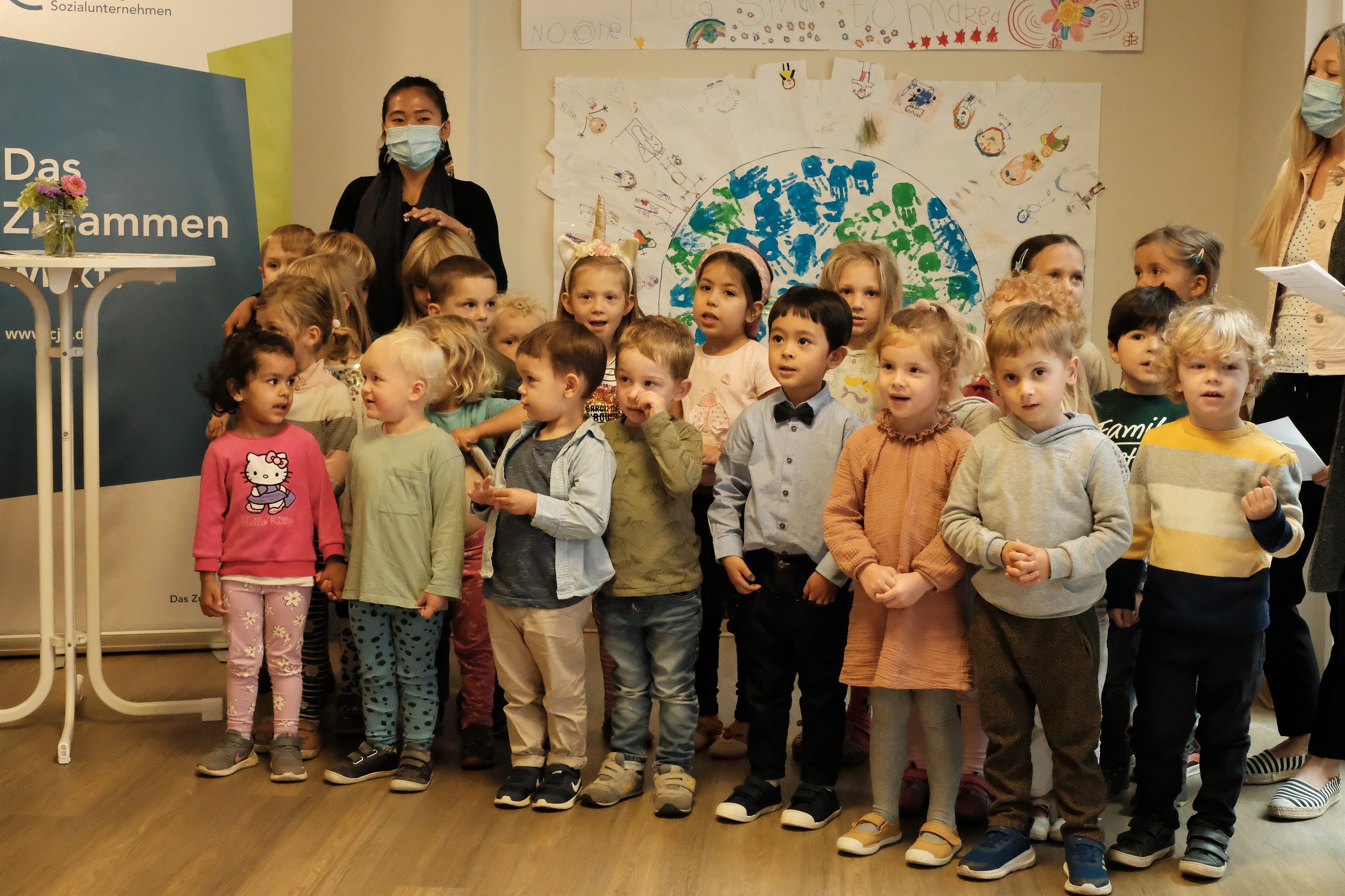 Eine Kita-Klasse aufgestellt zum Gruppenfoto.