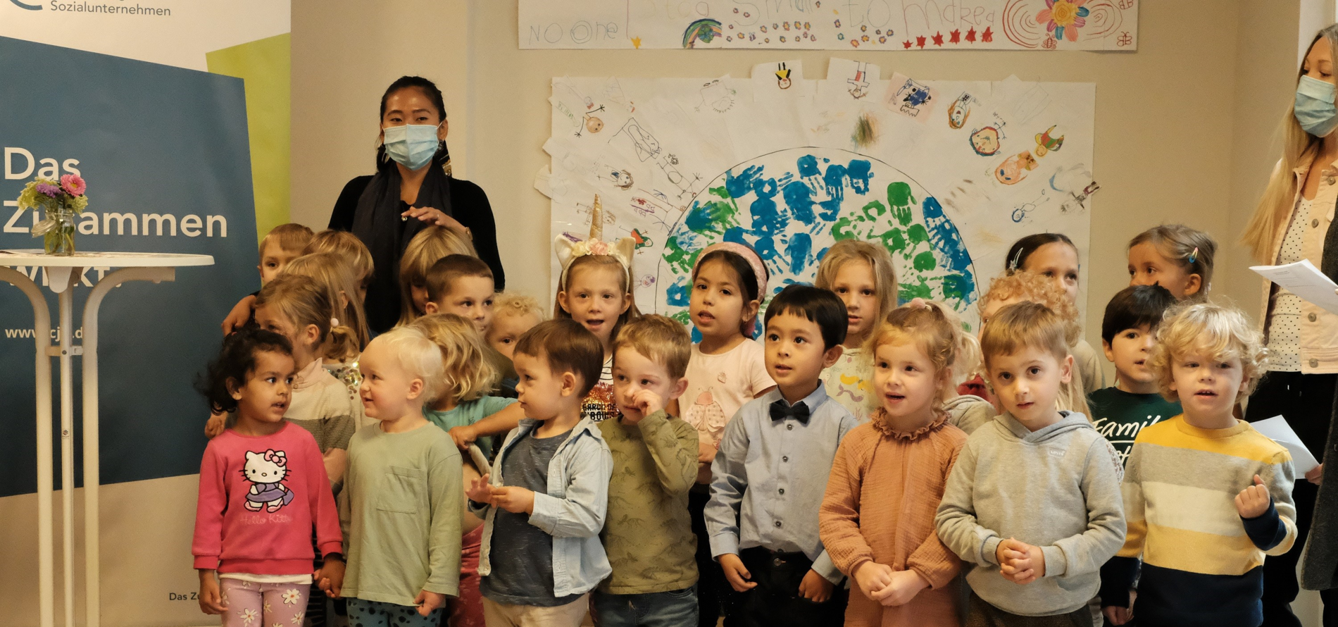 Eine Kita-Klasse ist aufgestellt zum Gruppen-Foto.