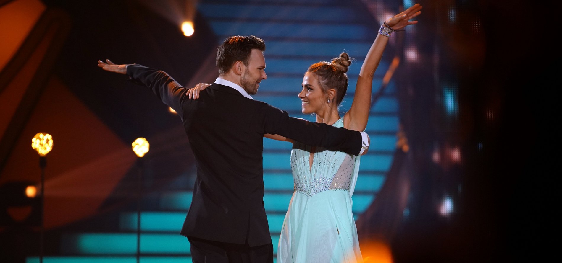 Zwei Menschen in Abendgarderobe tanzen miteinander.