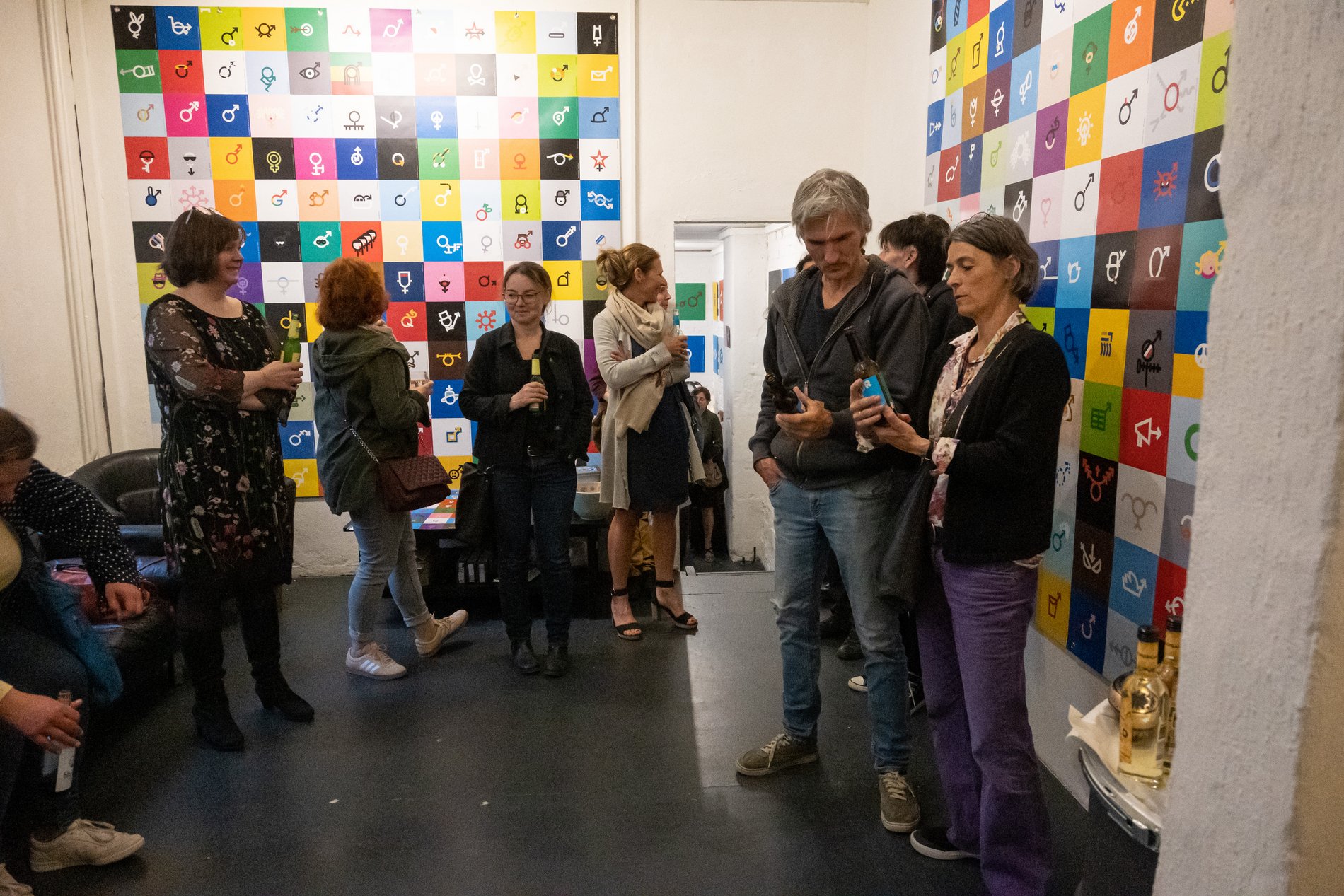 Eine Gruppe von Menschen steht in einem Ausstellungsraum.