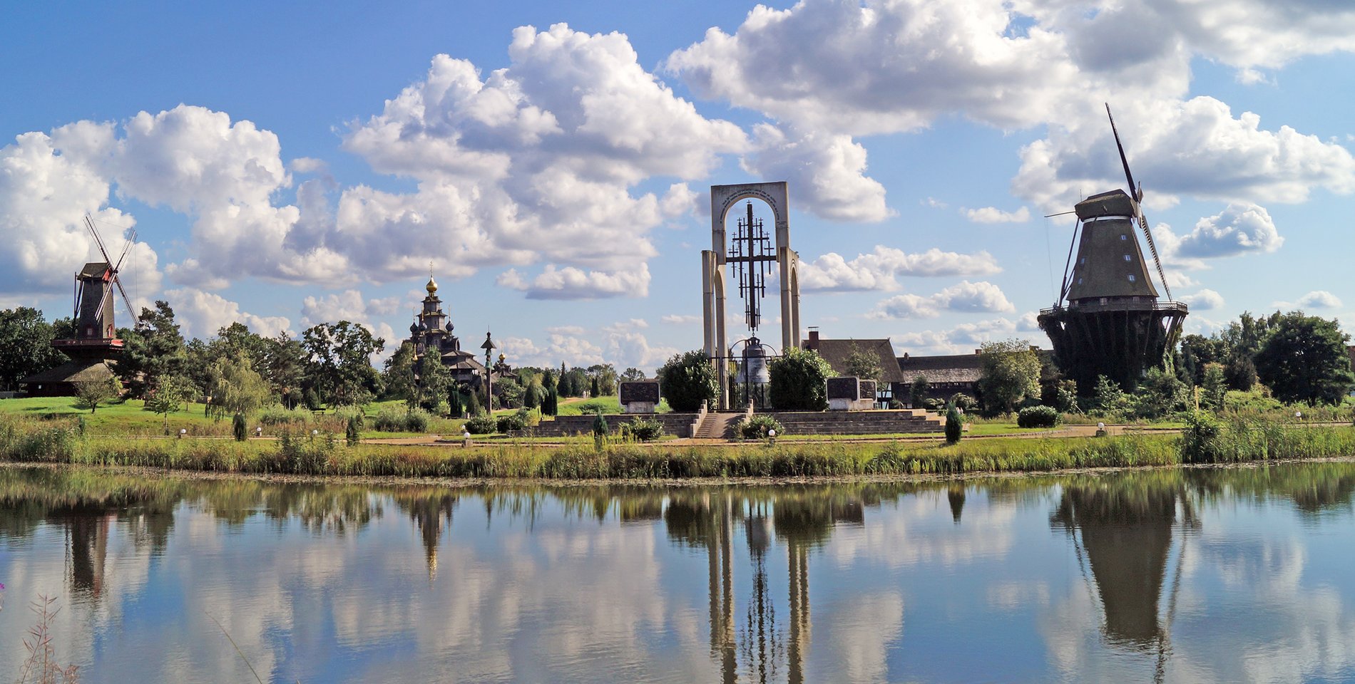 Das Bild zeigt mehrere historische Mühlen, die an einem Fluss stehen.