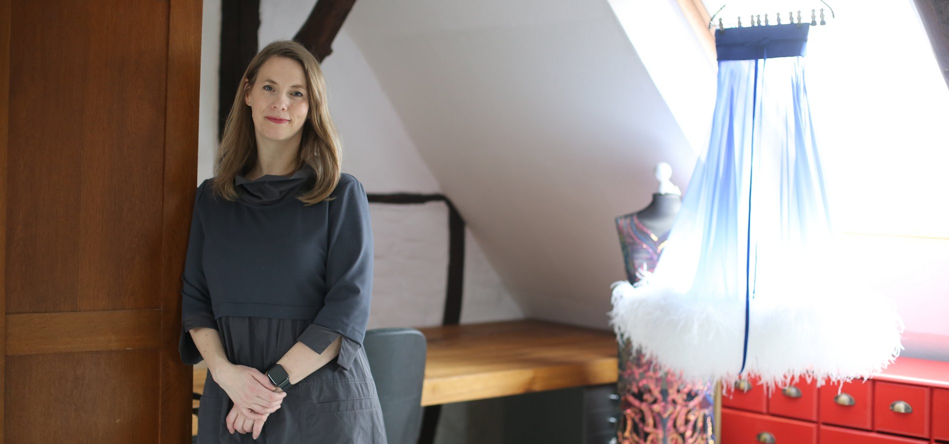 Eine Frau steht neben einem Schrank.