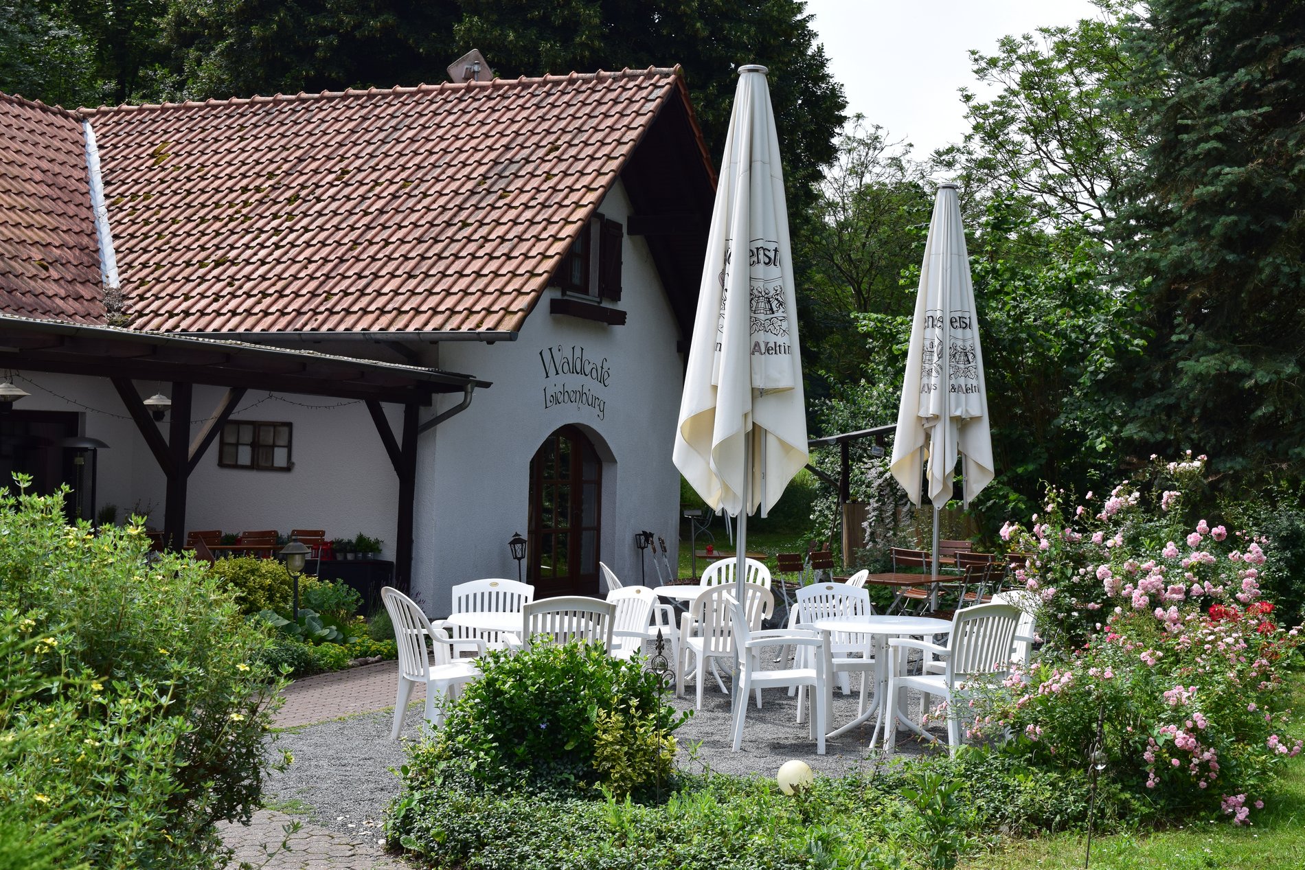 Ein idyllisches Waldcafé mit Biergarten.