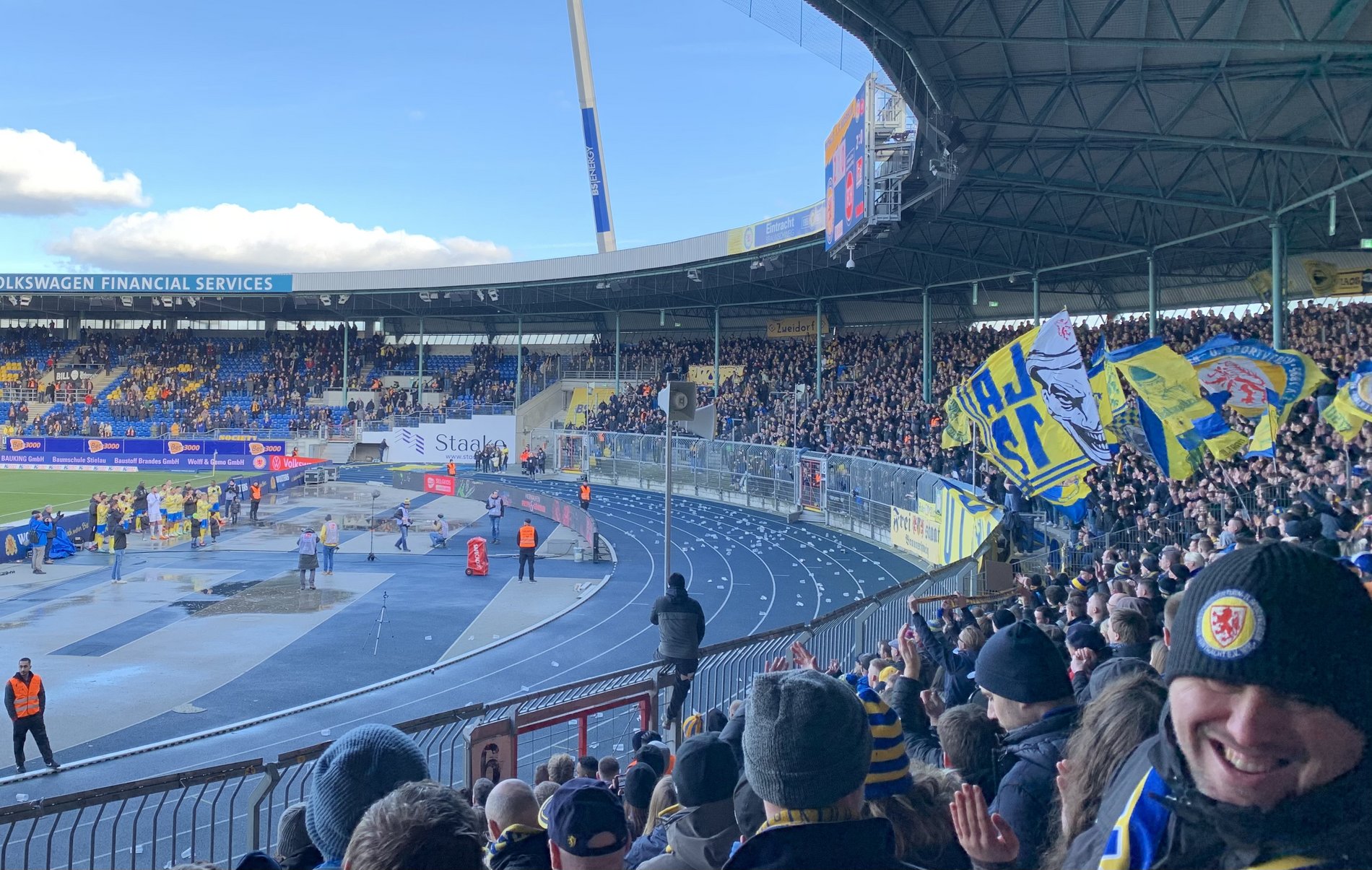 Ein Geburtstagsständchen für Decarli von der Südkurve rundet den rundum gelungenen Spieltag für Eintracht ab.