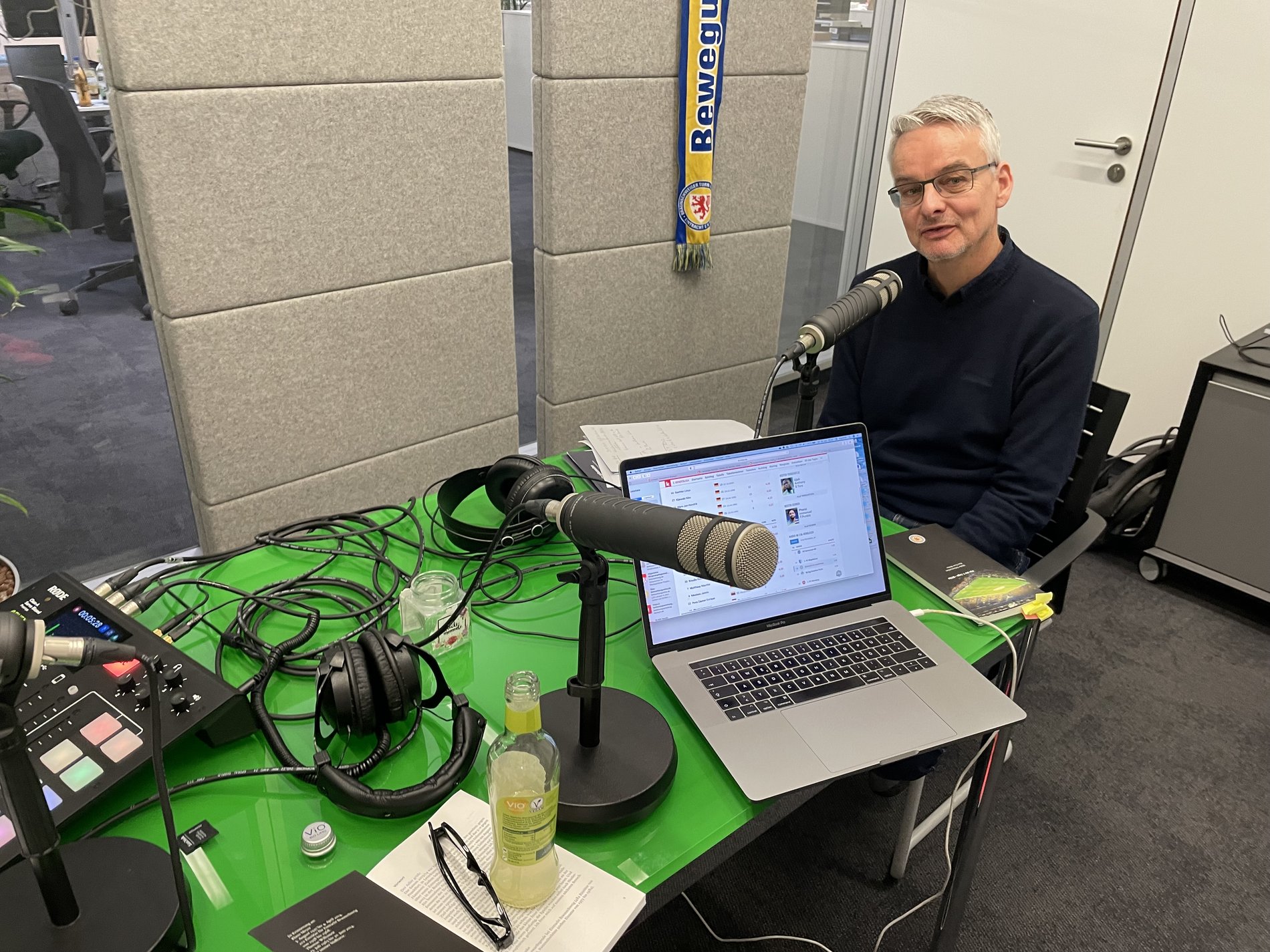 Ein Mann im Podcast-Studio