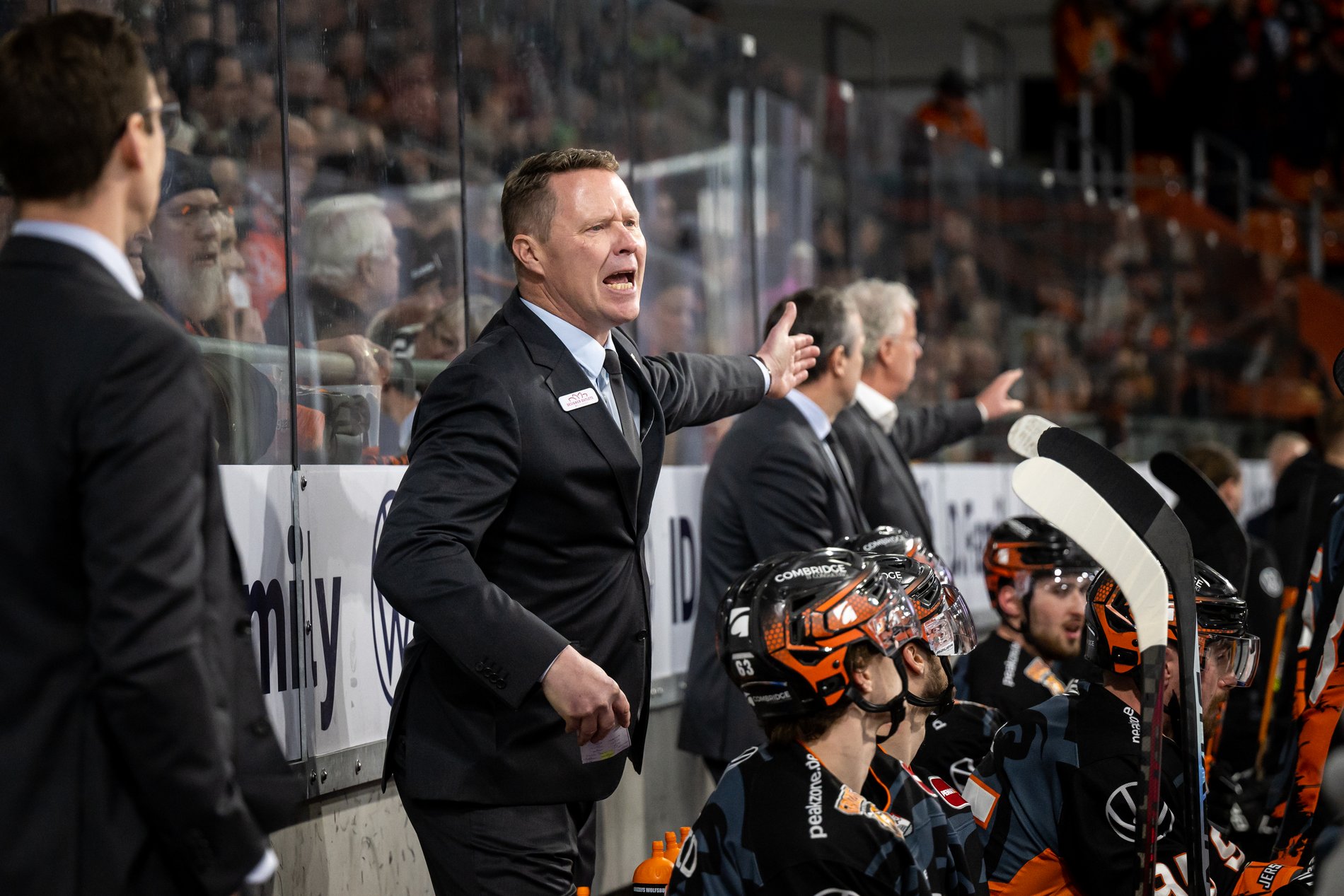 Trainer Mike Stewart von den Grizzlys Wolfsburg während des Spiels zwischen den Grizzlys Wolfsburg und den Kölner Haien.