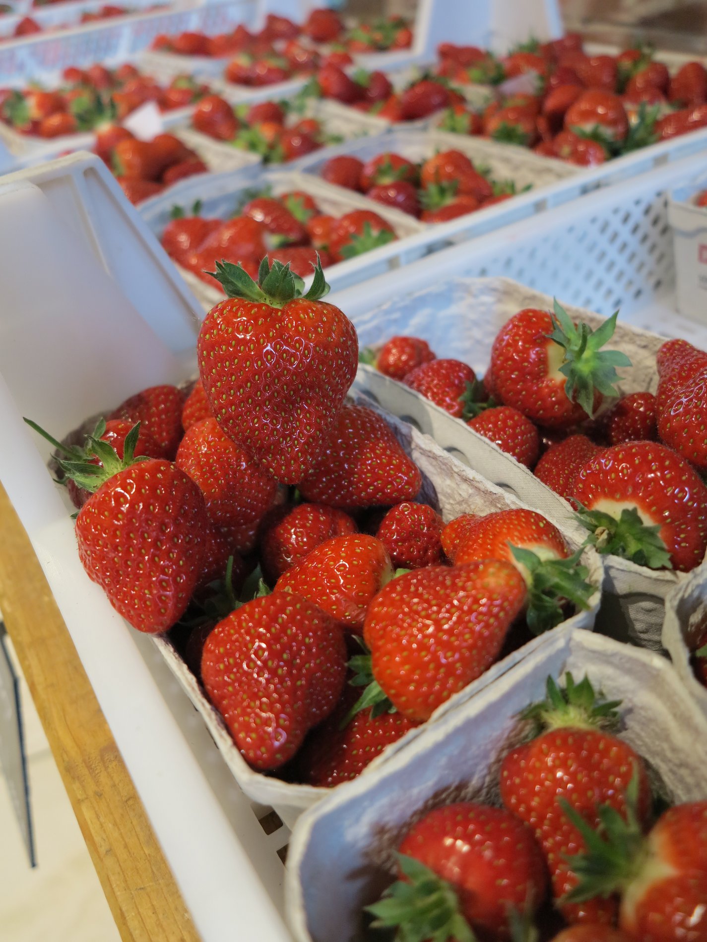 Ein Auslagetisch mit Erdbeeren.