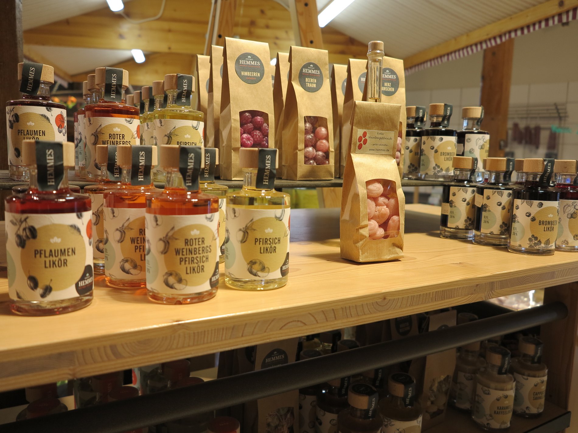 Likörflaschen im Regal.