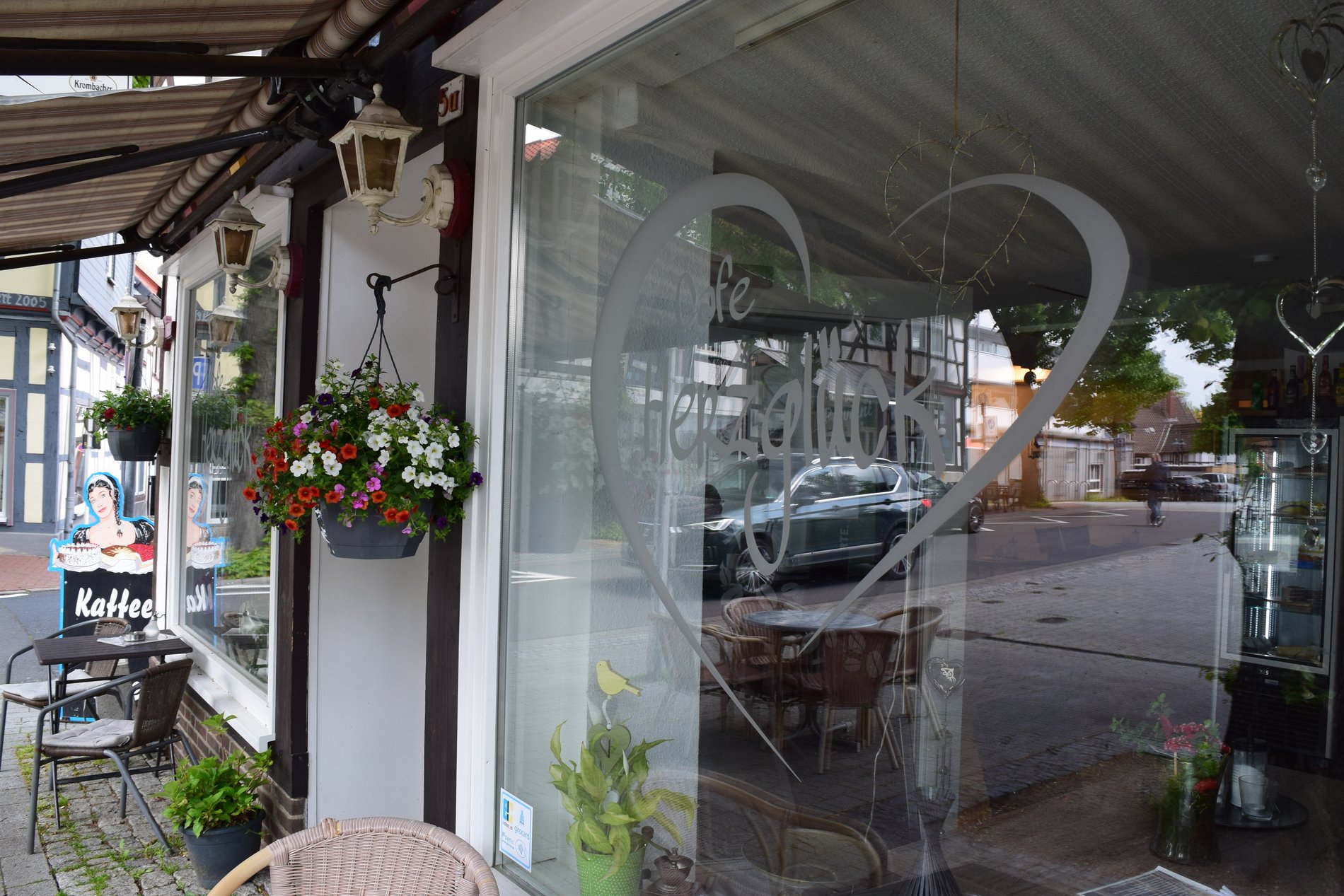 Das große Fenster schafft einen lichten Gastraum.