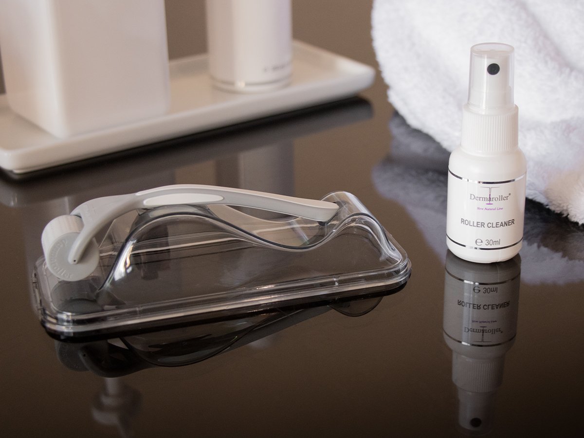 Dermaroller HC902 und Reinigungsflüssigkeit. 