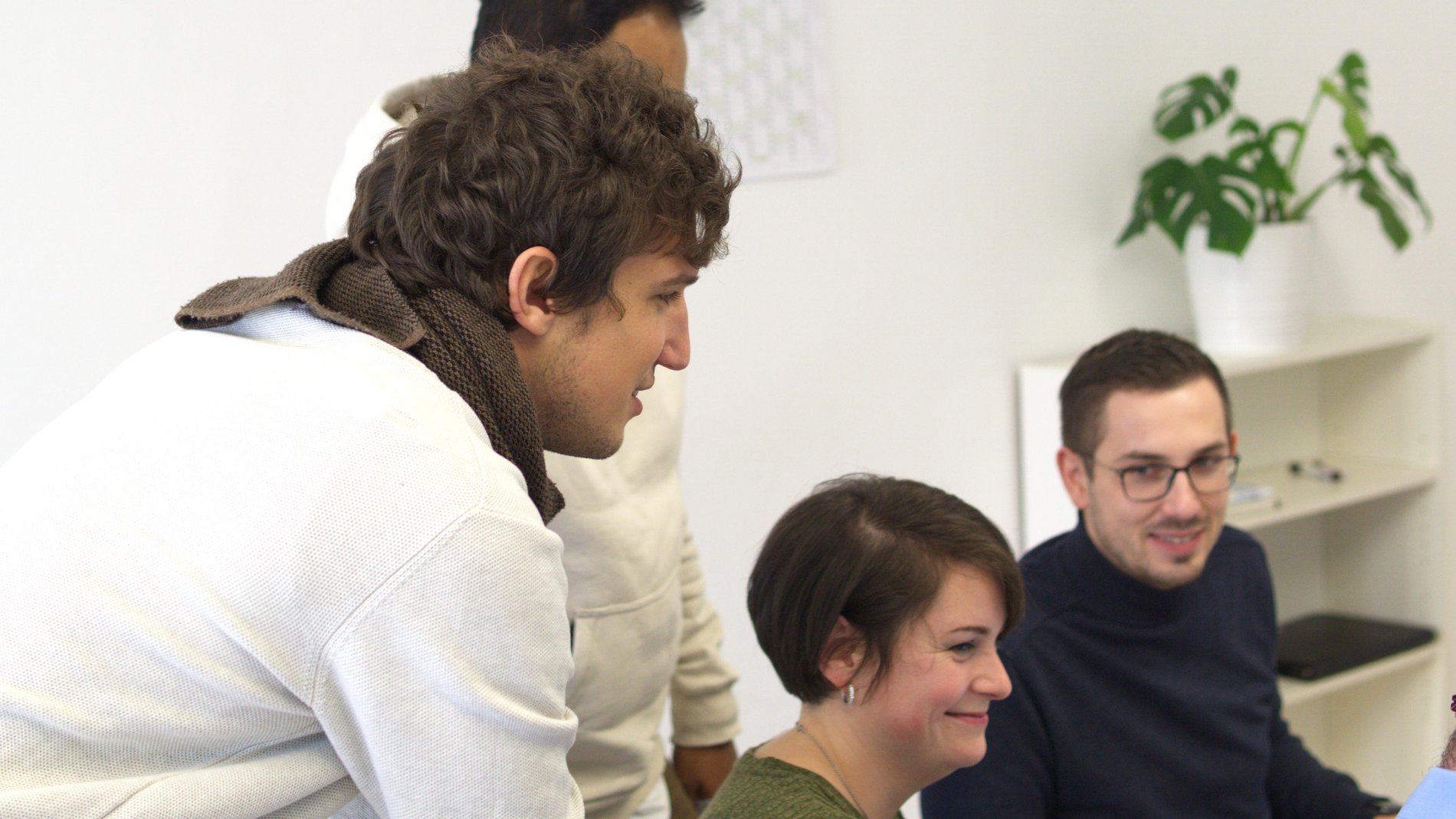 Vier Mitarbeiter der Link Innovations GmbH arbeiten an einem Projekt.