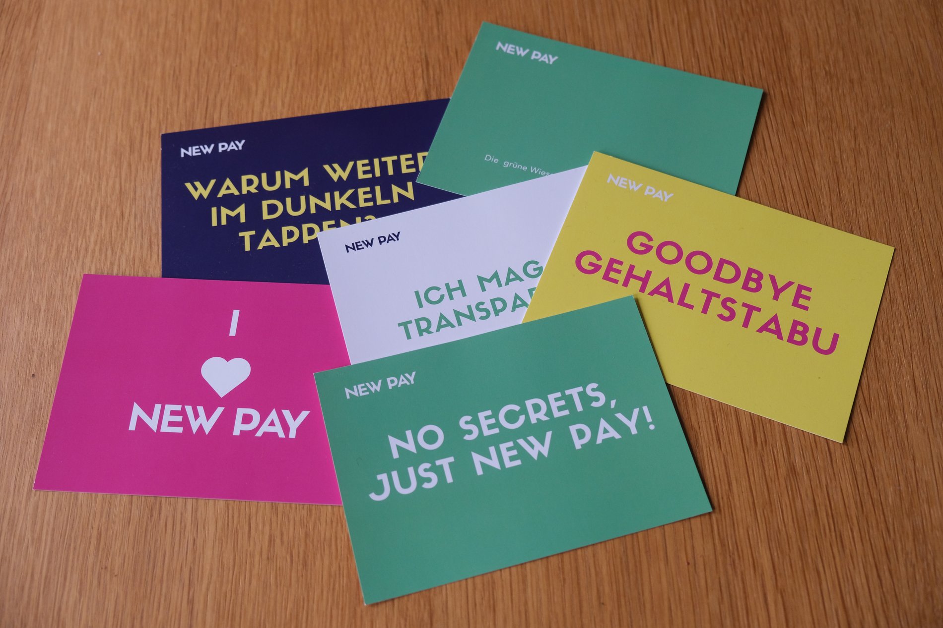 Postkarten mit Slogans zum Thema New Pay.