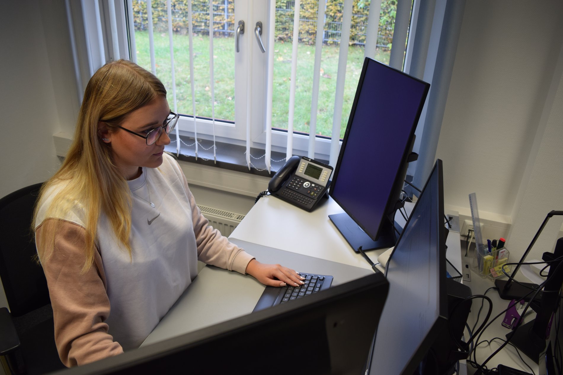 Sina Weidner-Deicke zeigt das Arbeiten im Flex-Office der Steuerberatung..
