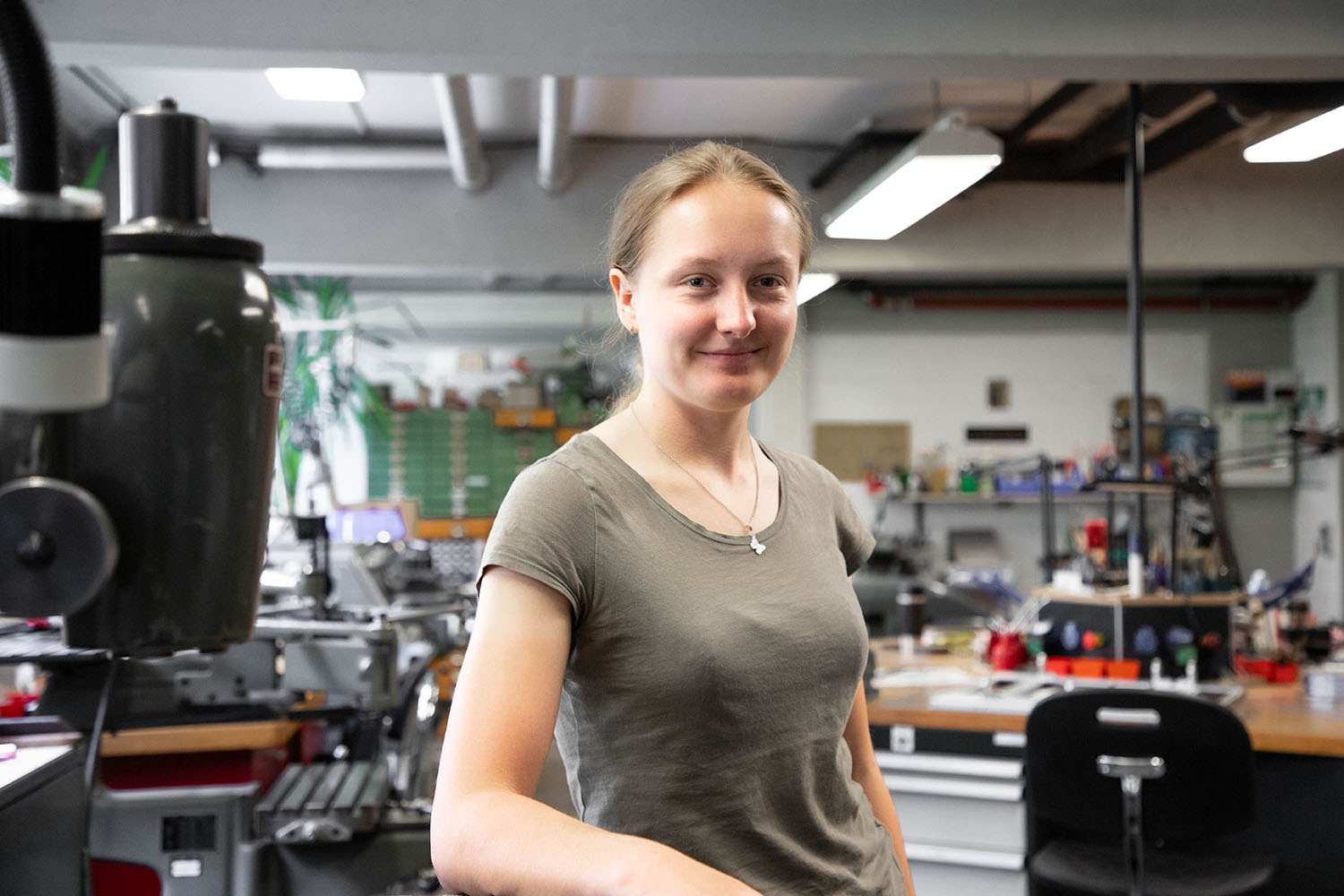 Fiona Woelk an ihrem Ausbildungsplatz in der Feinmechanischen Werkstatt im Institut für Nachrichtentechnik