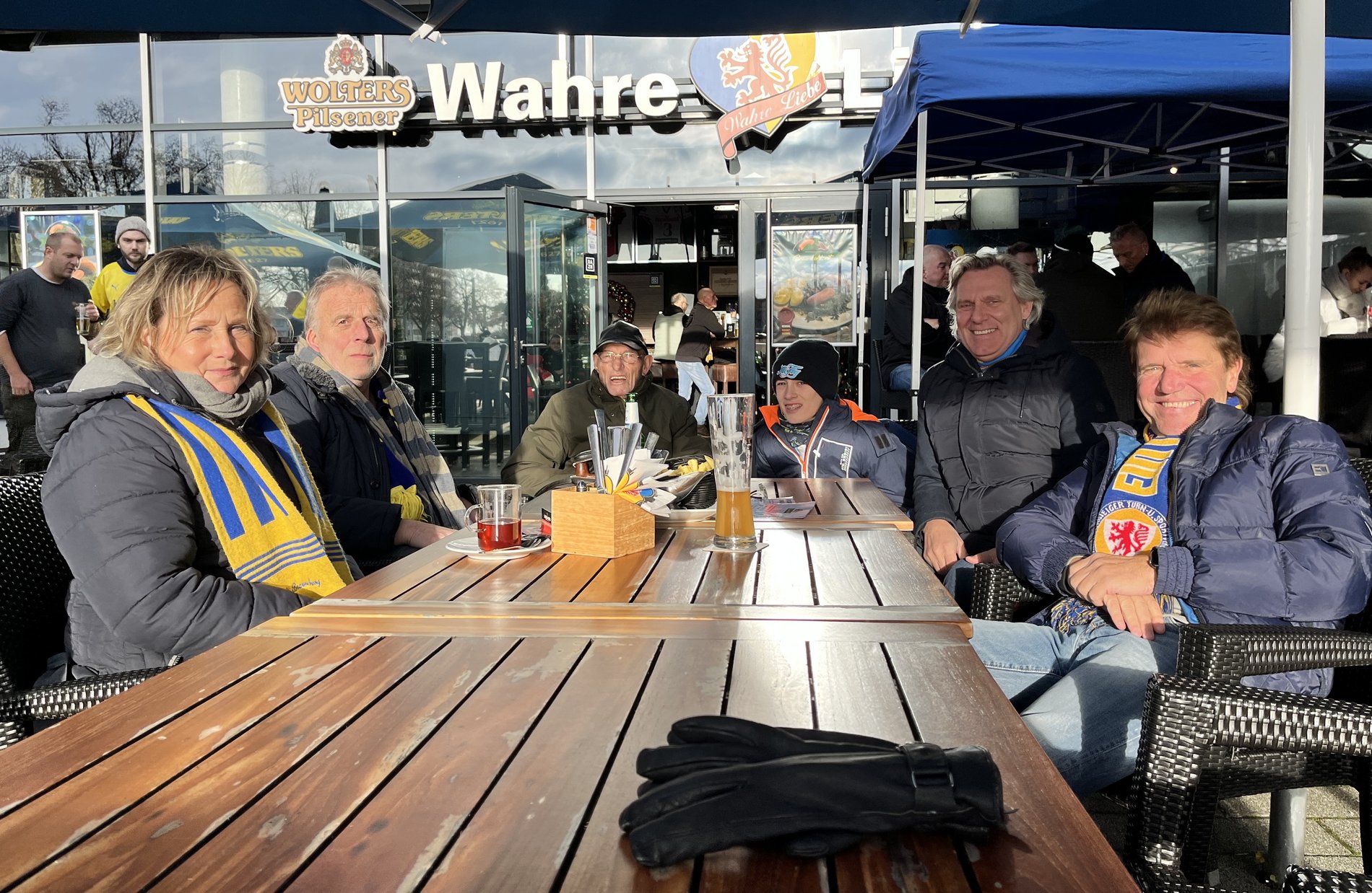 Eintracht Braunschweig-Fans vor der Wahren Liebe.