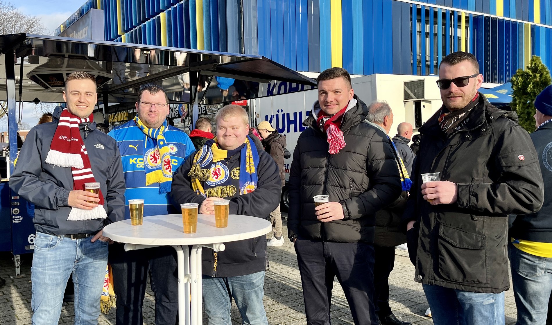 Fans aus Kaiserslautern und von Eintracht Braunschweig an einer Theke. 