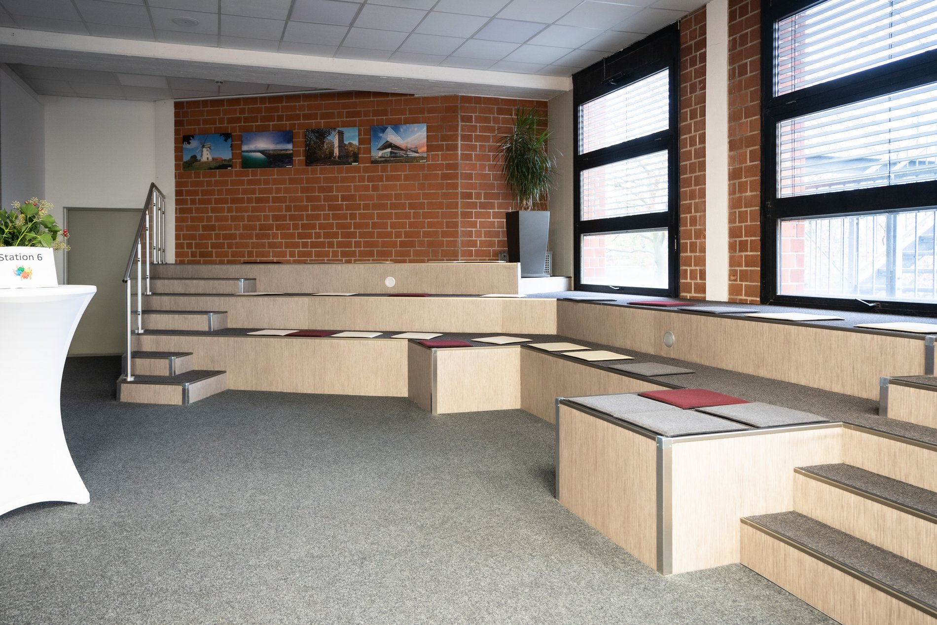 Stufen zum Sitzen im Foyer bei der Wirtschaftsregion Helmstedt.