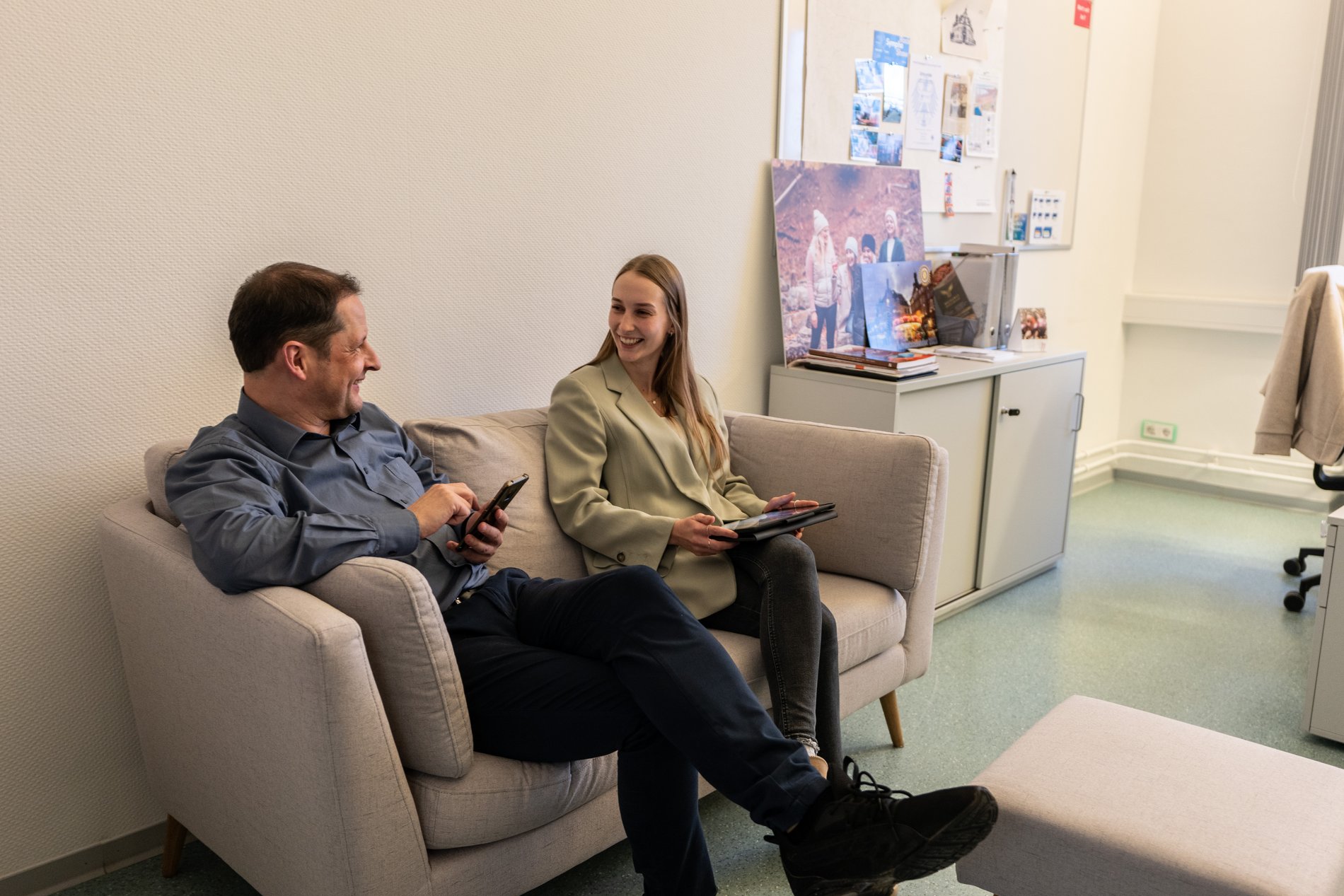 Das Sofa in Cassinas Büro in der Wirtschaftsregion Helmstedt.