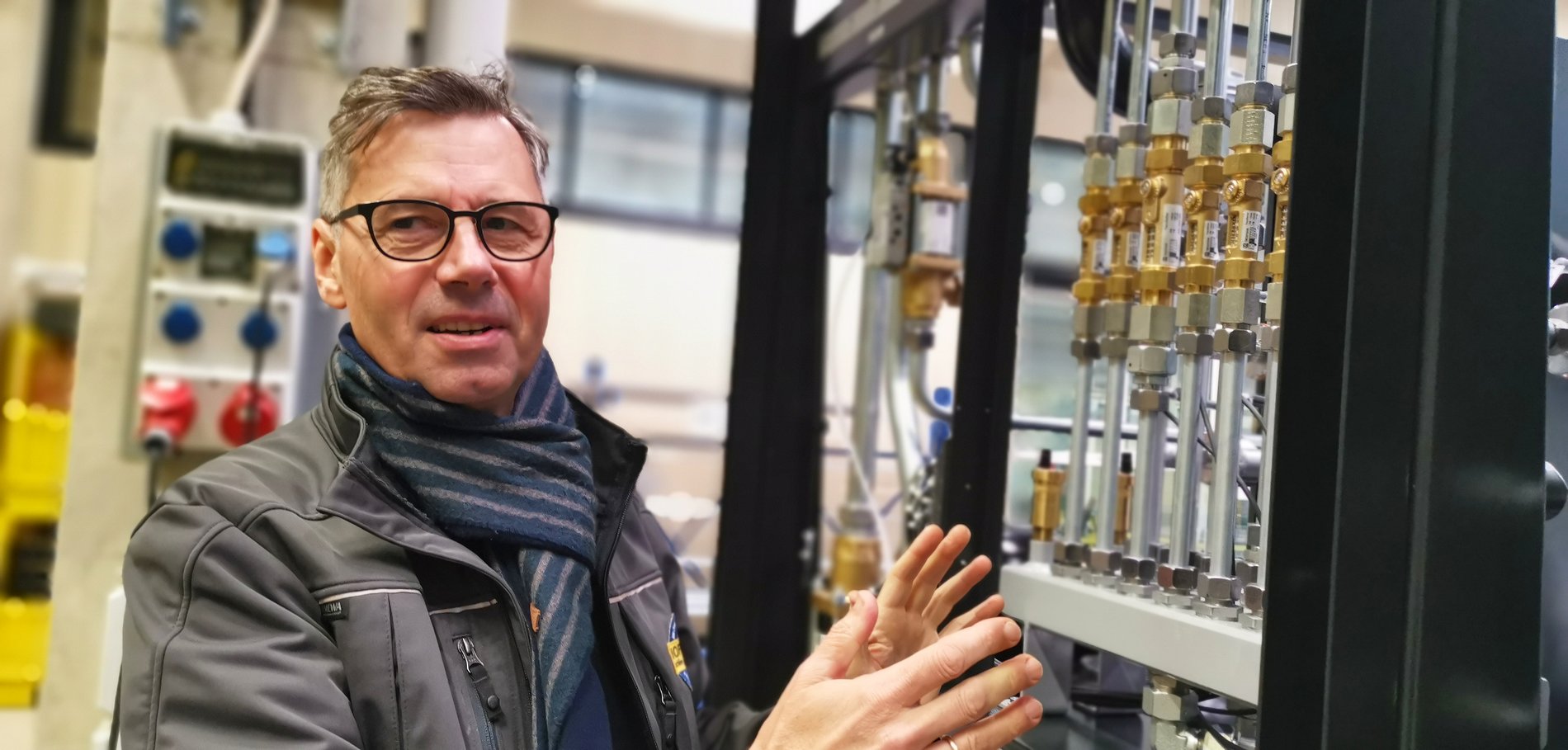 Blick ins komplexe Innenleben einer Filteranlage. 