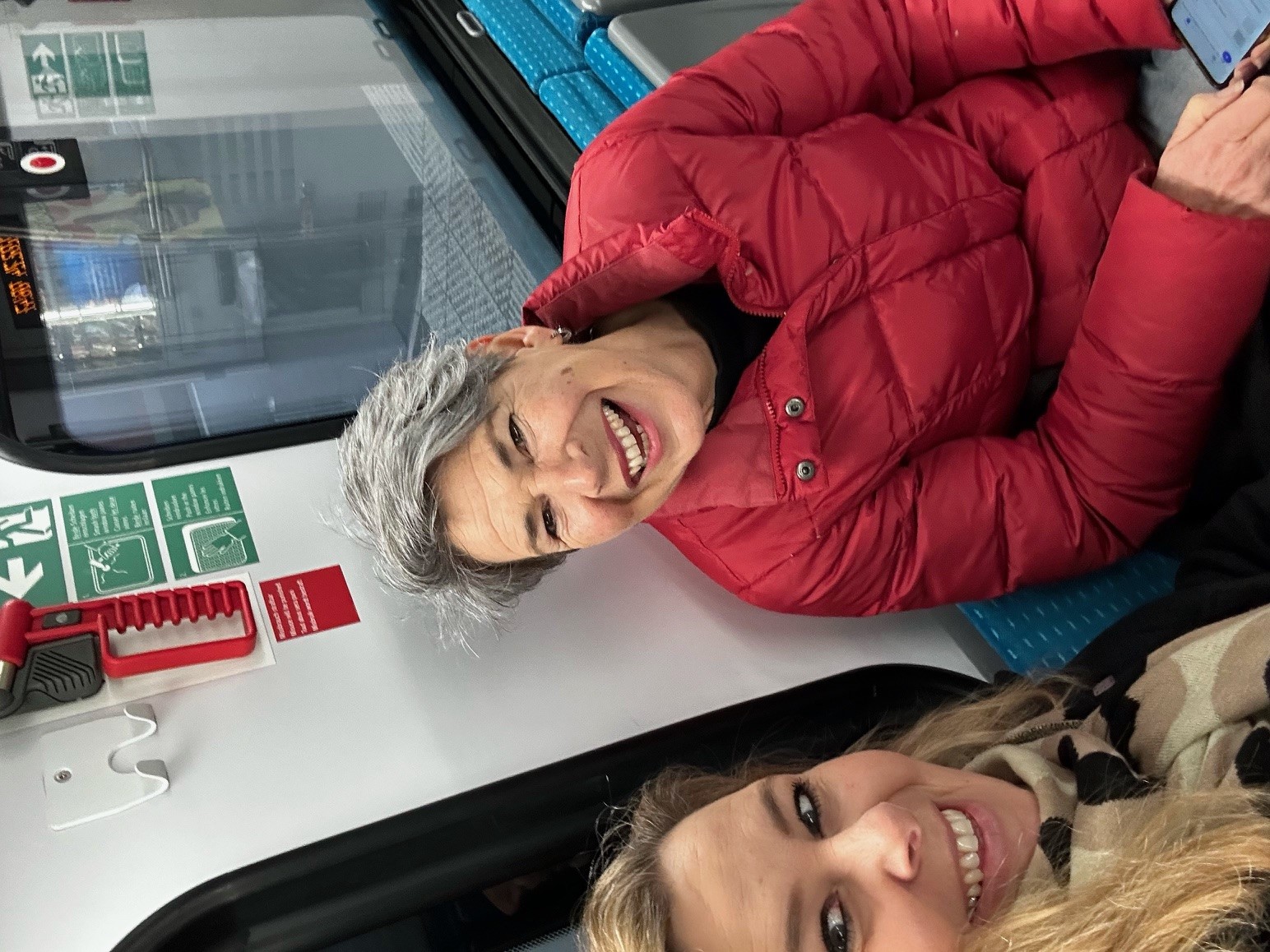 Kristin Kunath und Bloggerin Beate Ziehres im ÖPNV.