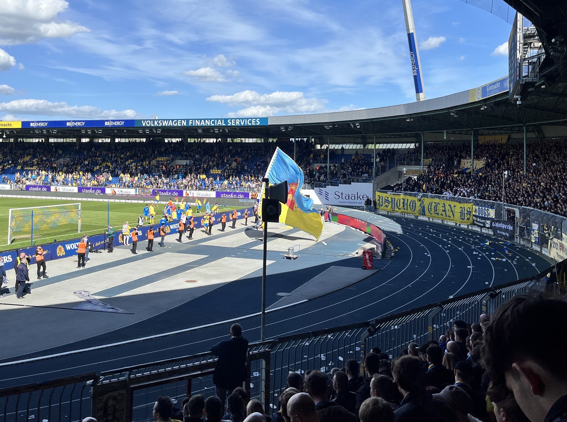 Eintracht-Spieler vor der Fankurve.