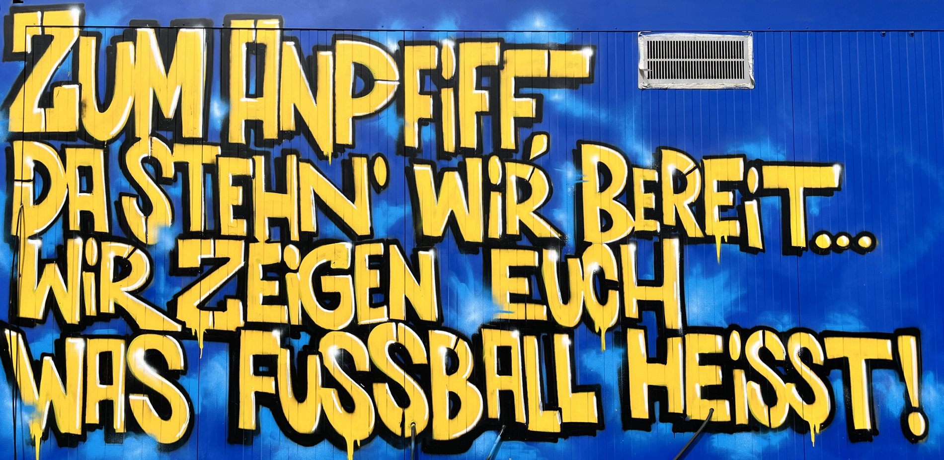 Ein von Eintracht-Fans bemaltes Plakat.