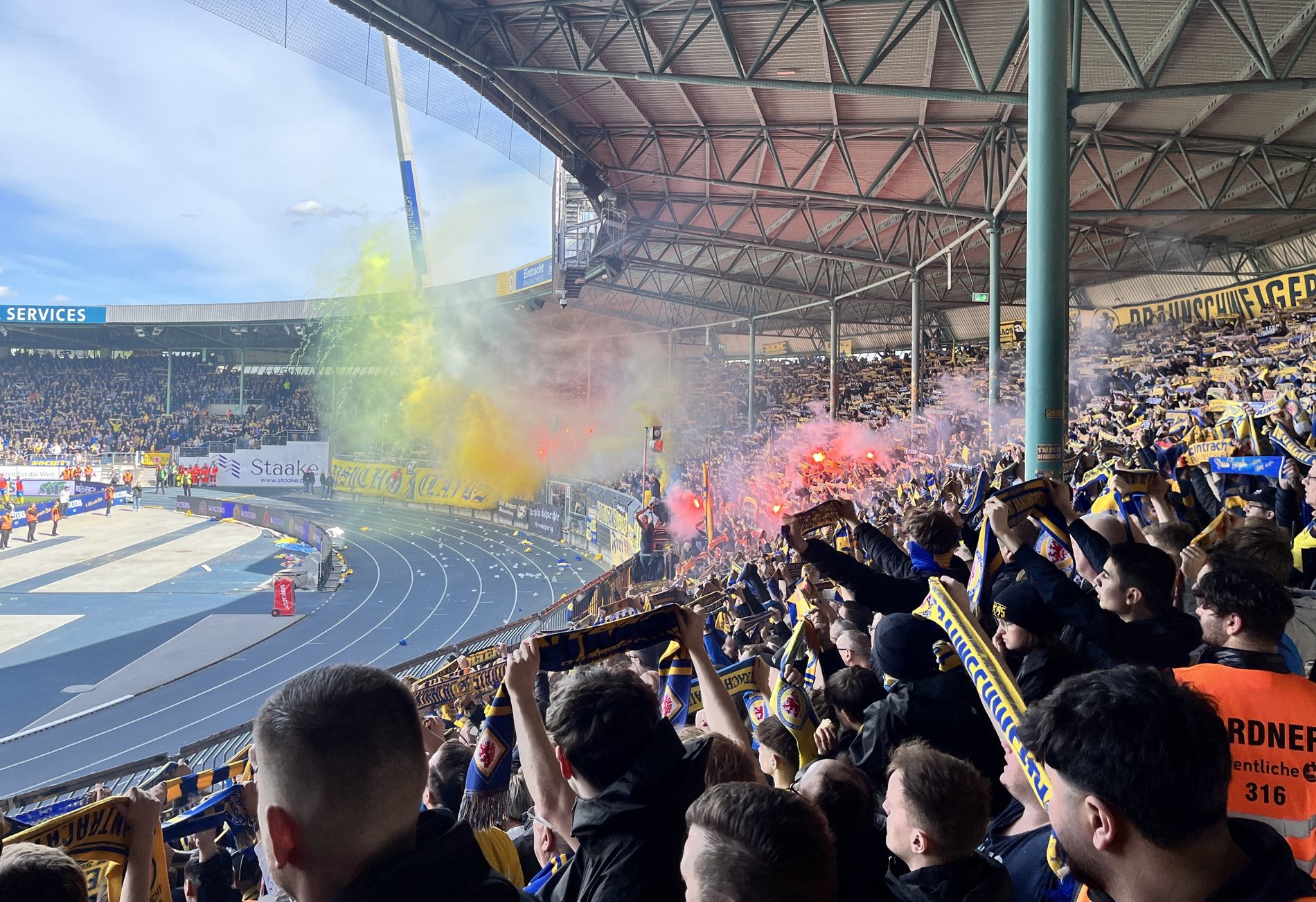 Blaugelber Rauch: Hübsch anzusehen, trotzdem beißend in den Augen.
