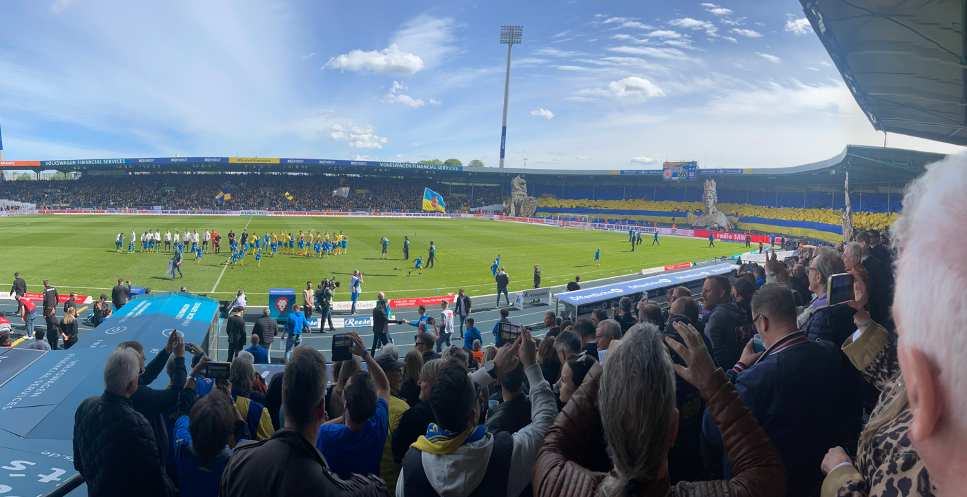 Großartige Atmosphäre beim Niedersachsen-Derby im Stadion von Eintracht Braunschweig.