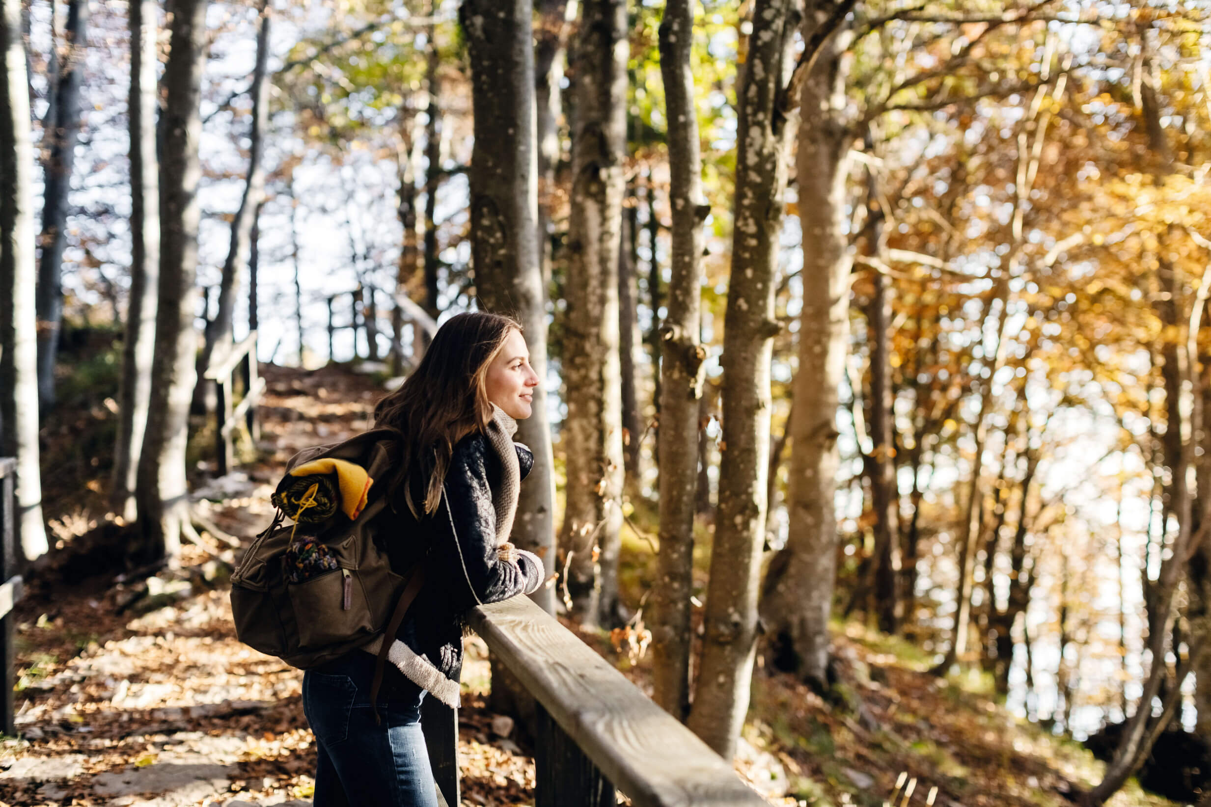 Audi BKK eine Frau wandert im herbstlichen Wald.