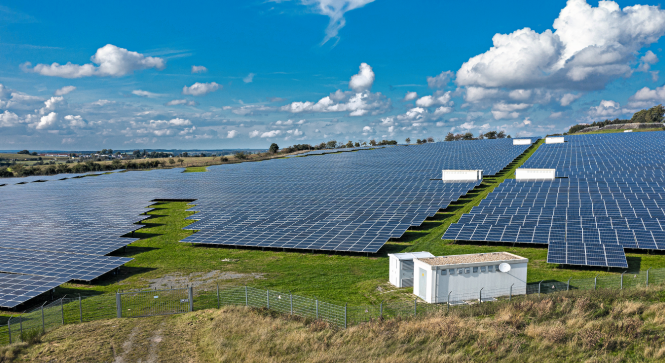 In der Nähe der A 9 befindet sich der Solarpark Schleizer Dreieck der BRAWO GROUP. 