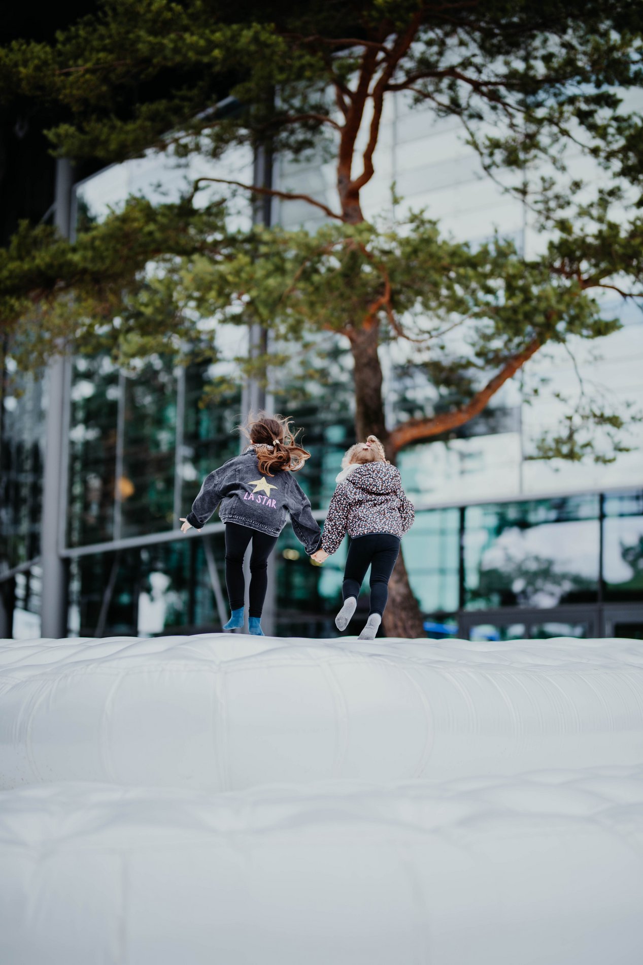 Zwei Kinder, die auf einer Hüpfburg springen