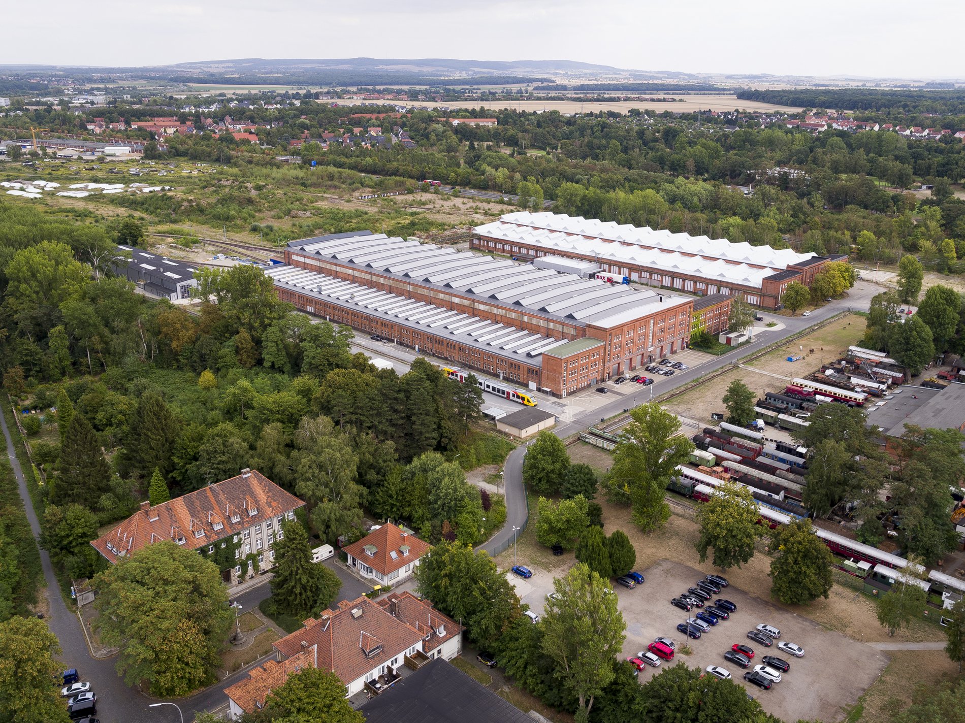 Ein Teil des Bahnstadtgeländes mit Alstom, Bundesausbesserungswerk, Bebelhof, Borsingstraße, EAW und Lokpark.